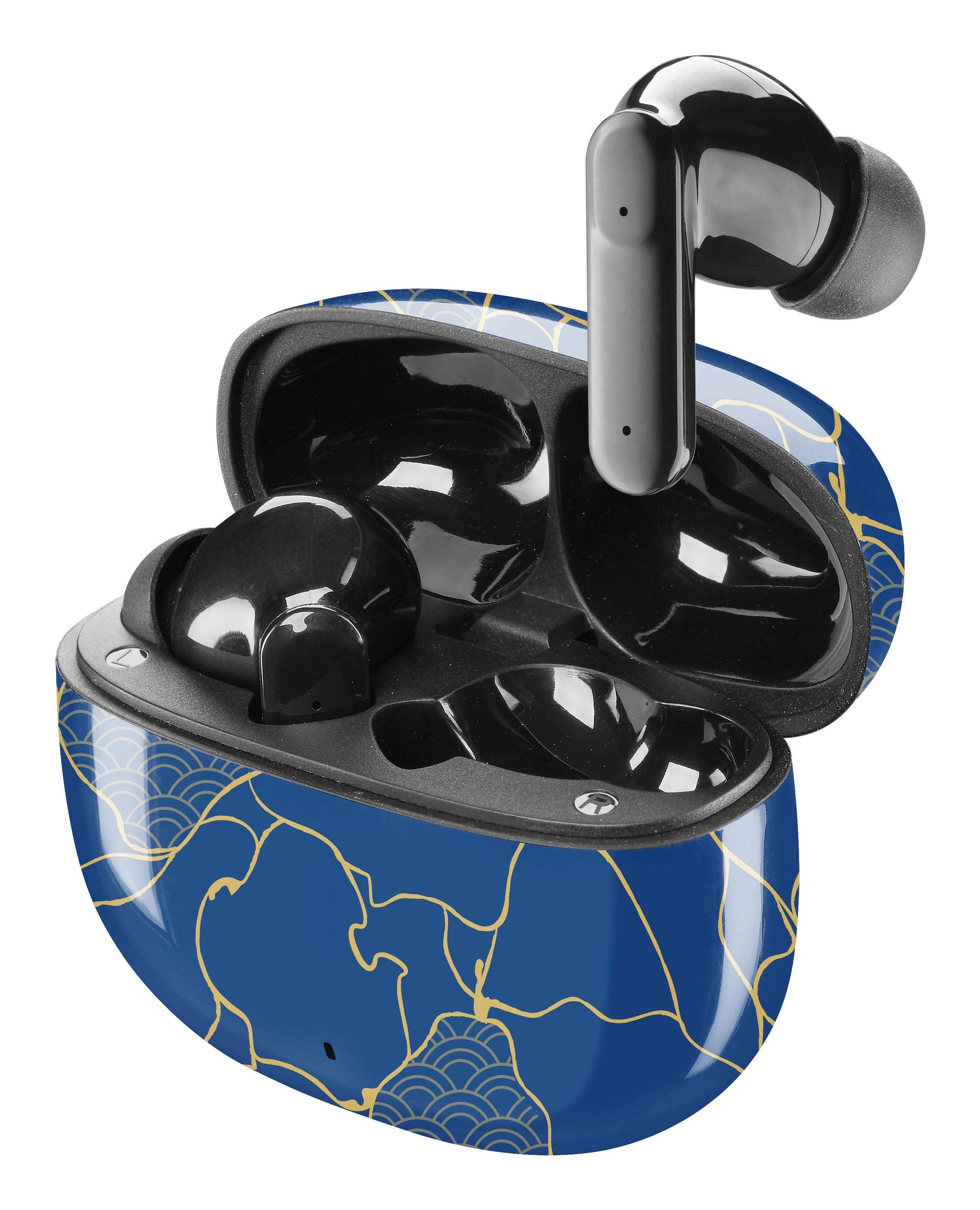 Schwarze Ohrhörer in einem blauen Etui mit goldenen Mustern. Ein Ohrhörer ist draußen. Weißer Hintergrund.