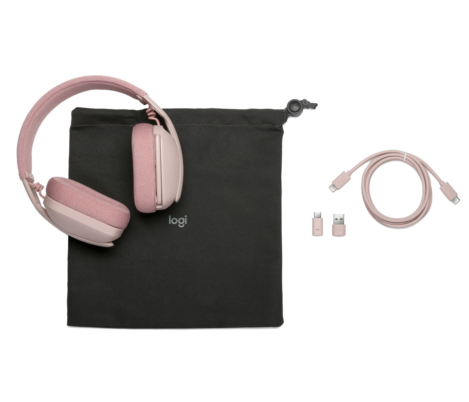Cuffie rosa over-ear, custodia e cavi di ricarica. Custodia nera. Sfondo bianco.