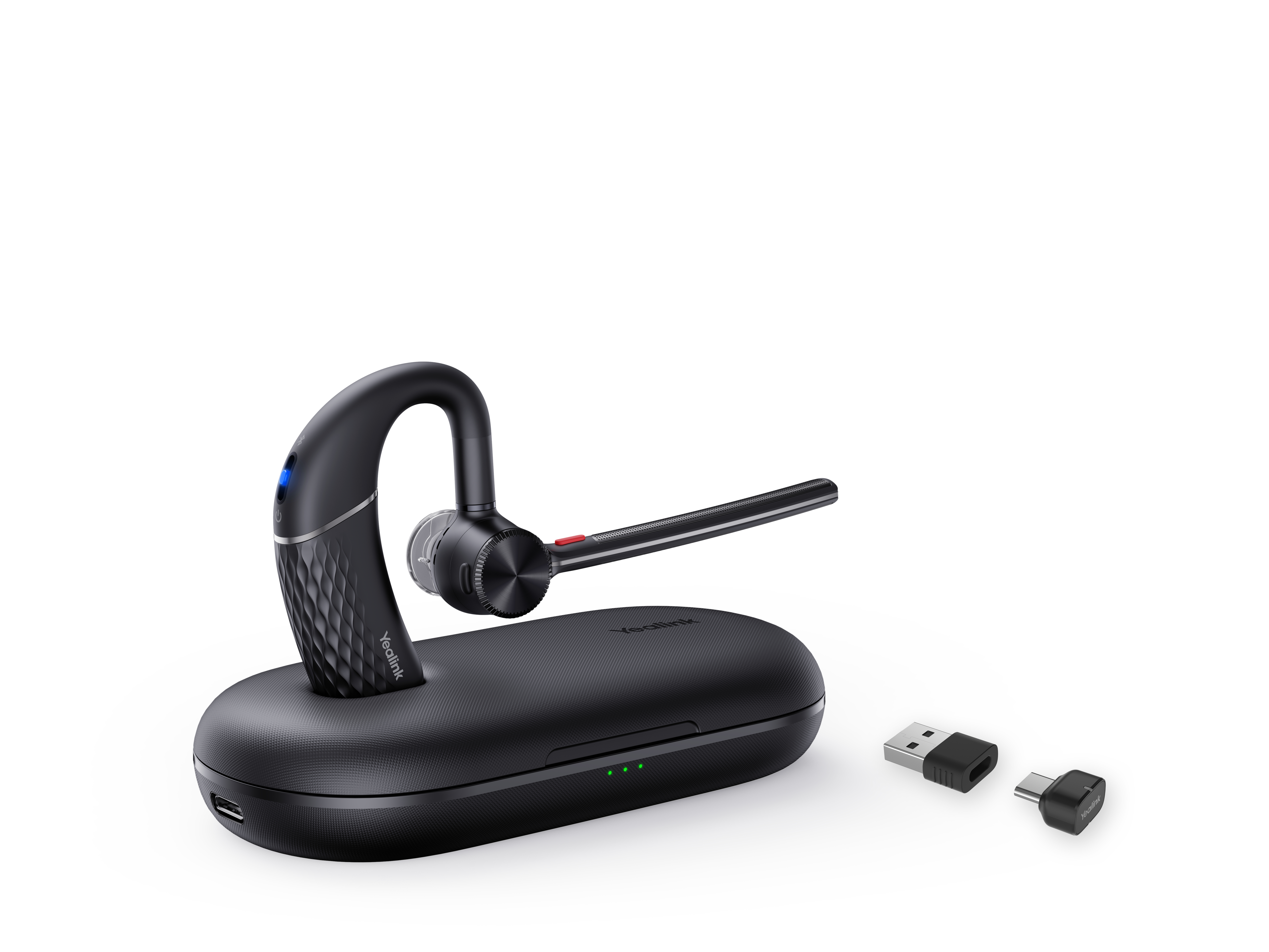 Casque noir et socle de chargement avec adaptateurs USB sur fond blanc.