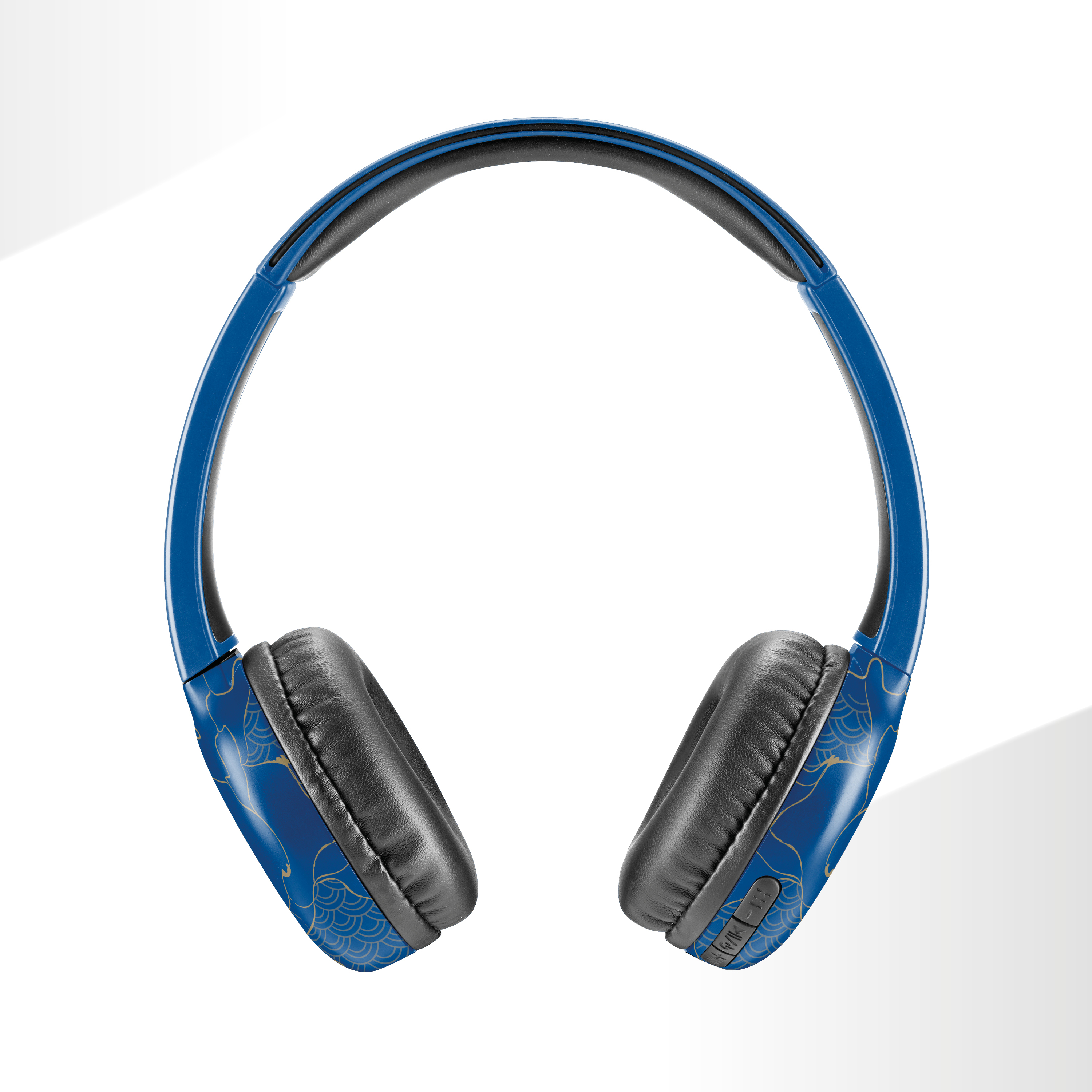 Cuffie blu con design a motivi sui padiglioni, imbottitura nera e sfondo bianco.