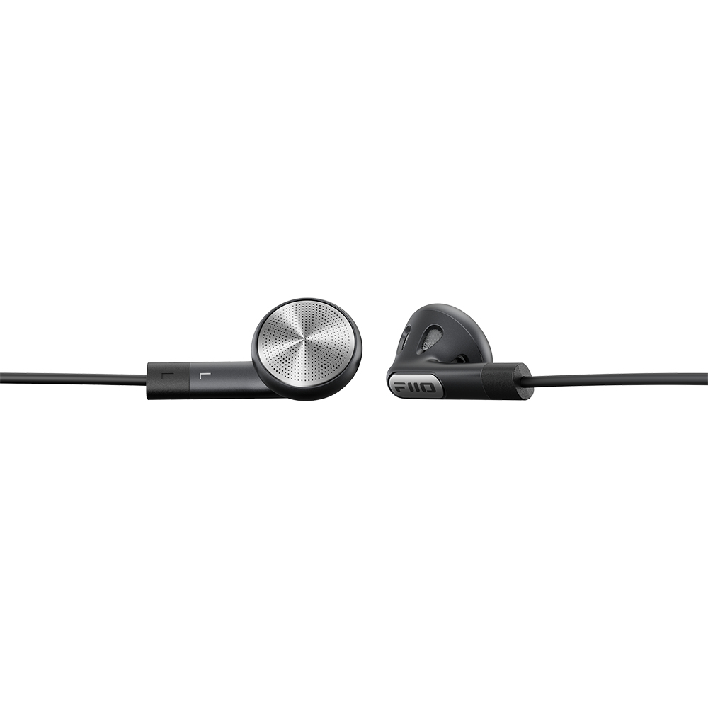 Schwarze und silberne In-Ear-Kopfhörer mit silbernem Mesh. Weißer Hintergrund.
