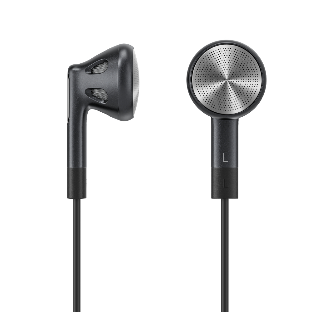 Zwei schwarze Ohrhörer mit silbernem Mesh. Sie haben ein metallisches Design und ein schwarzes Kabel.