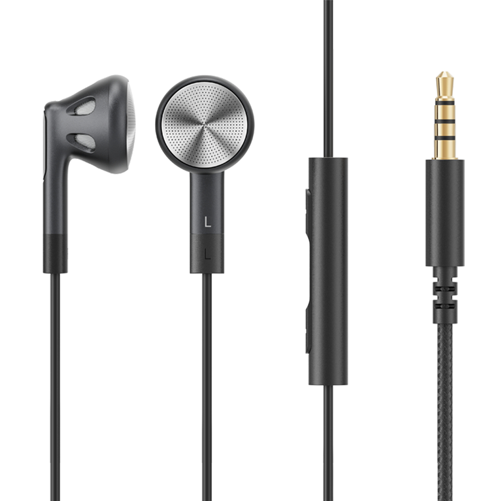Schwarze kabelgebundene Ohrhörer mit Steuereinheit und goldfarbenem Stecker. Weißer Hintergrund.