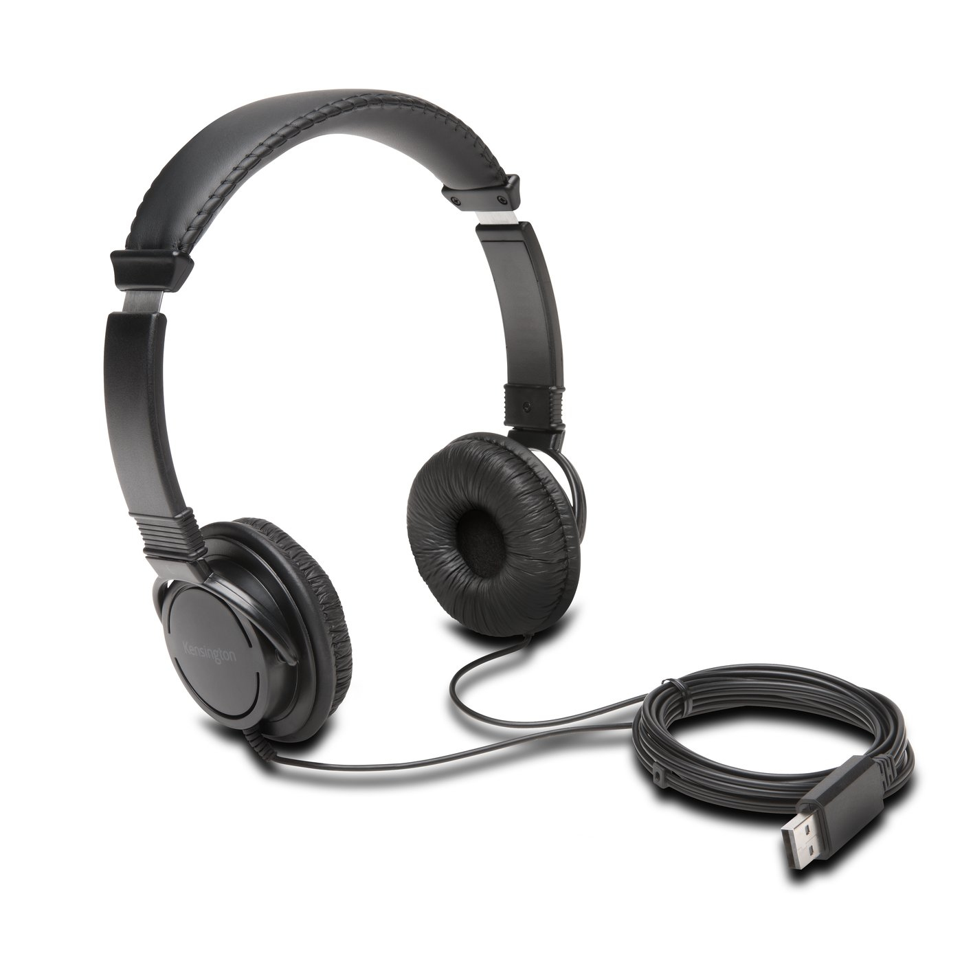 Schwarze Kopfhörer mit USB-Kabel. Die Kopfhörer sind offen und zur Kamera geneigt.