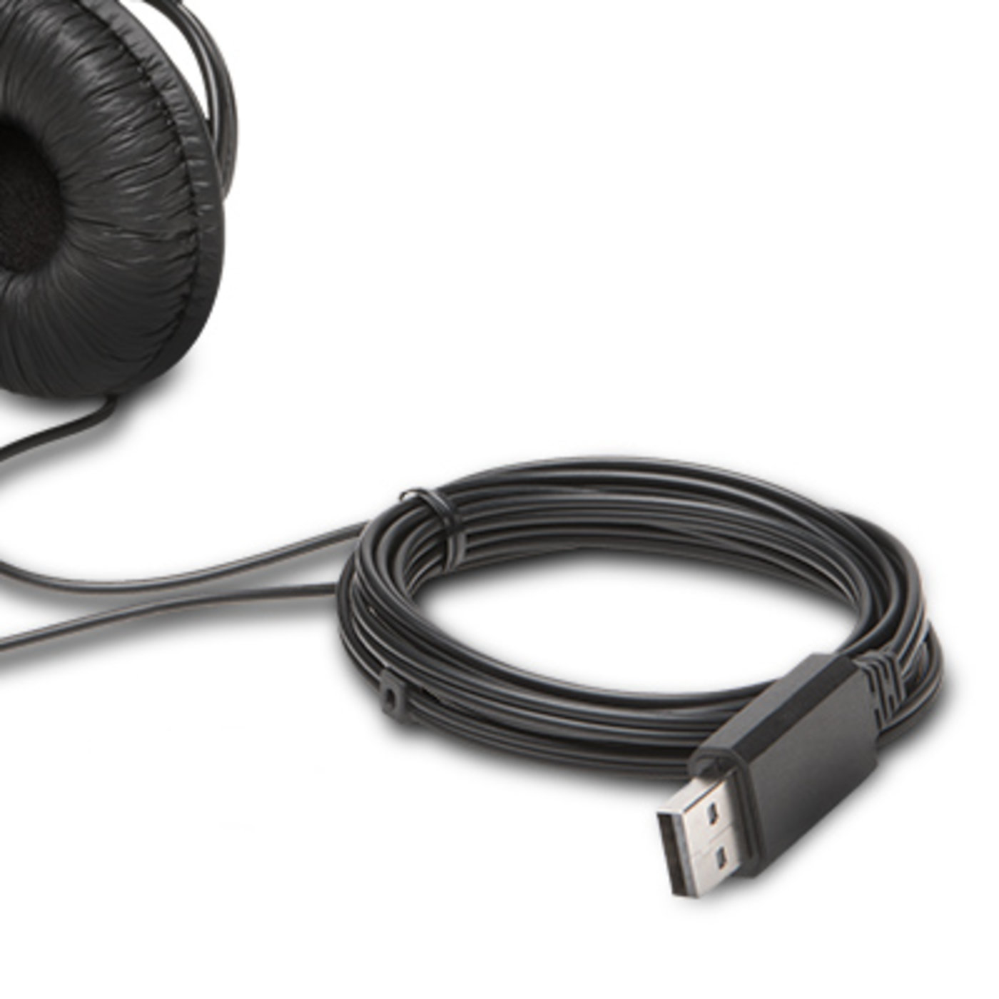 Schwarze Over-Ear-Kopfhörer mit aufgerolltem Kabel und USB-Anschluss.