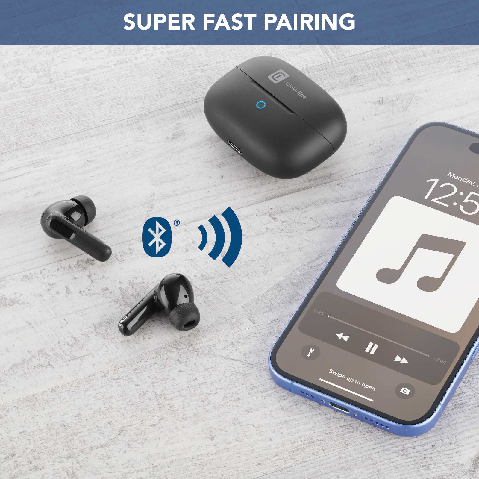 Auricolari neri, custodia di ricarica e telefono. Sfondo bianco. Simbolo Bluetooth e onde di segnale presenti.