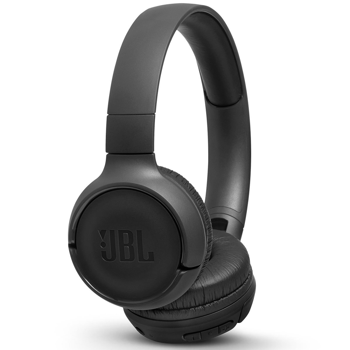 Schwarze JBL Kopfhörer auf weißem Hintergrund. Die Kopfhörer sind abgewinkelt.