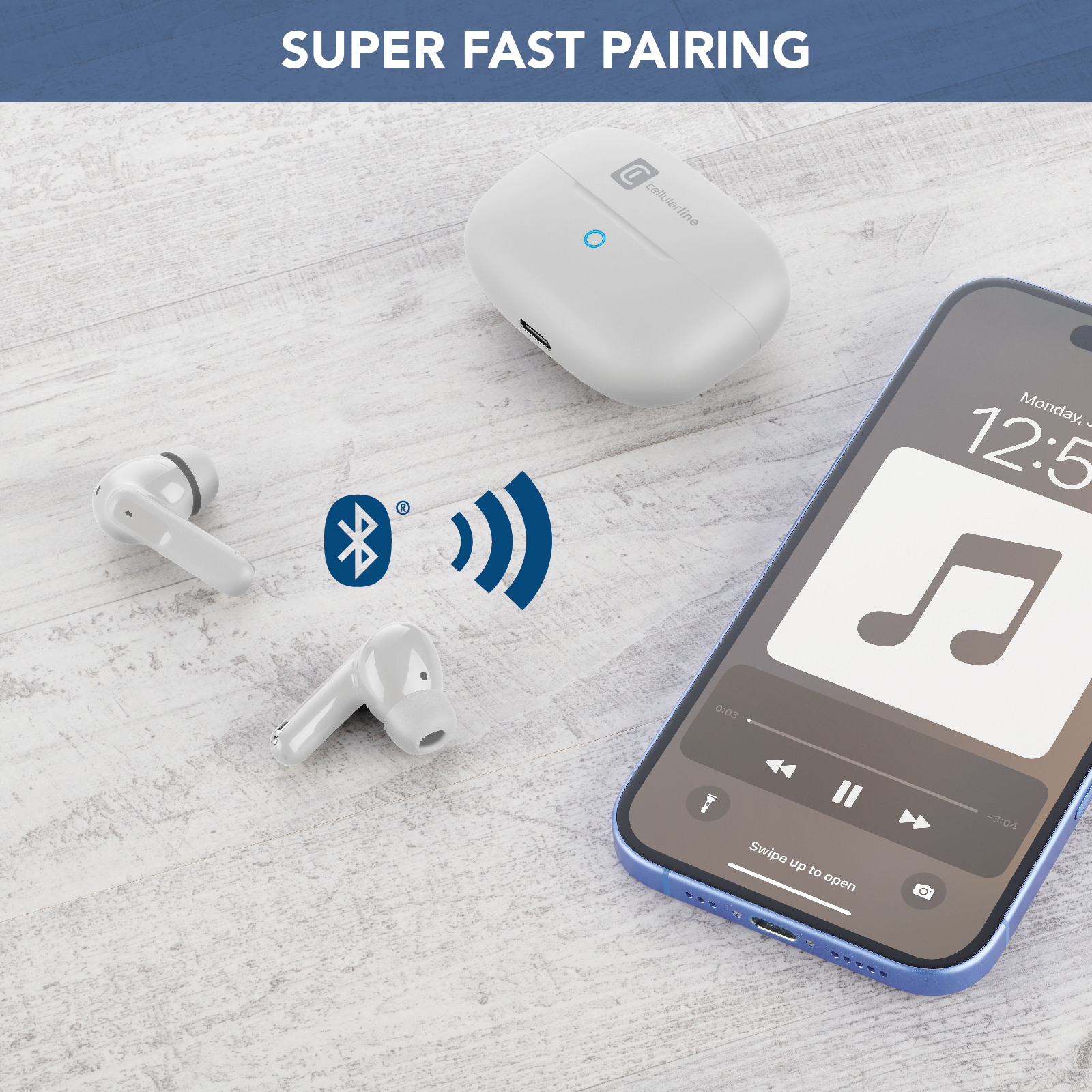 Auricolari e custodia di ricarica con icona Bluetooth e smartphone su tavolo di legno.