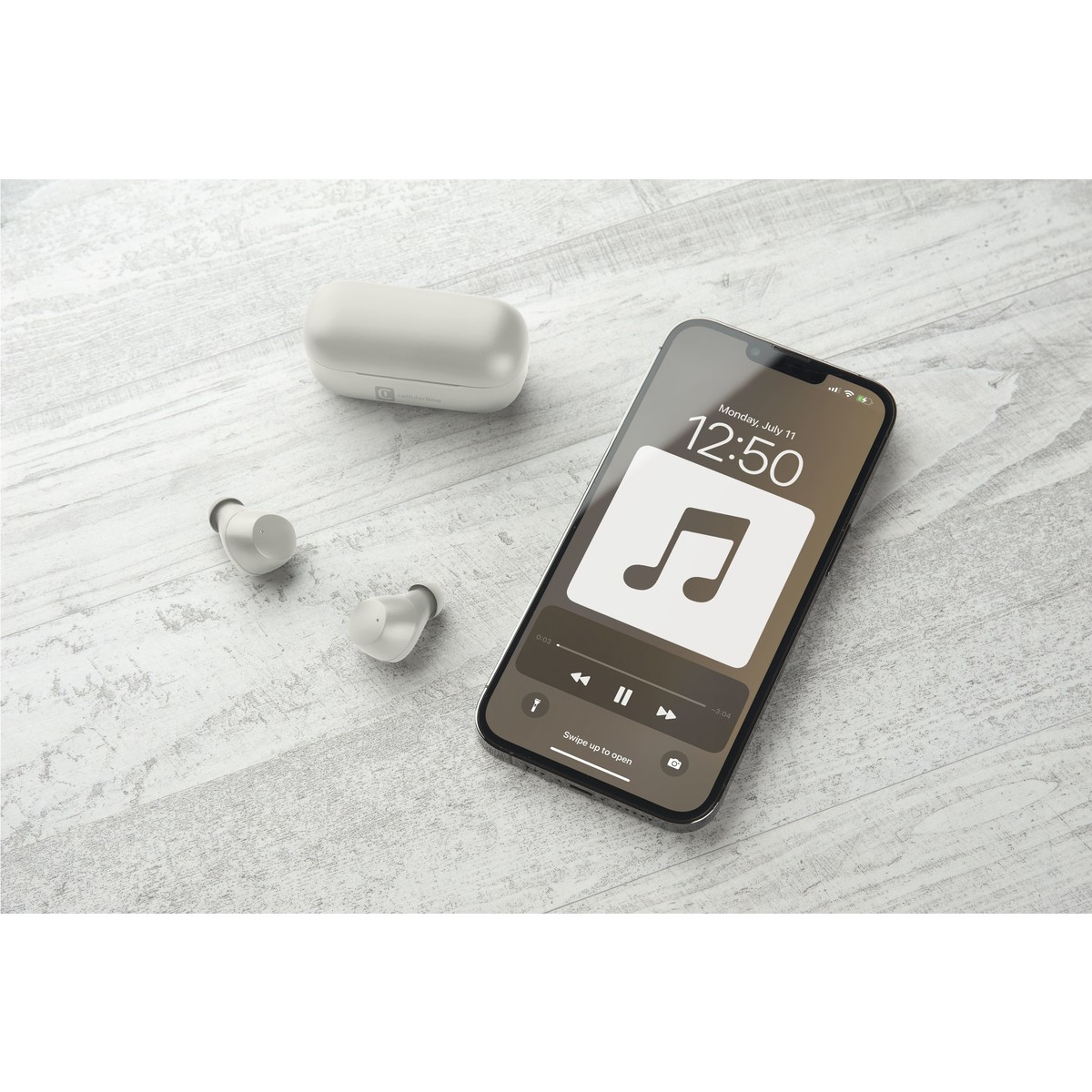 Ohrhörer, Ladecase und ein Telefon mit Musikoberfläche auf Holzoberfläche.