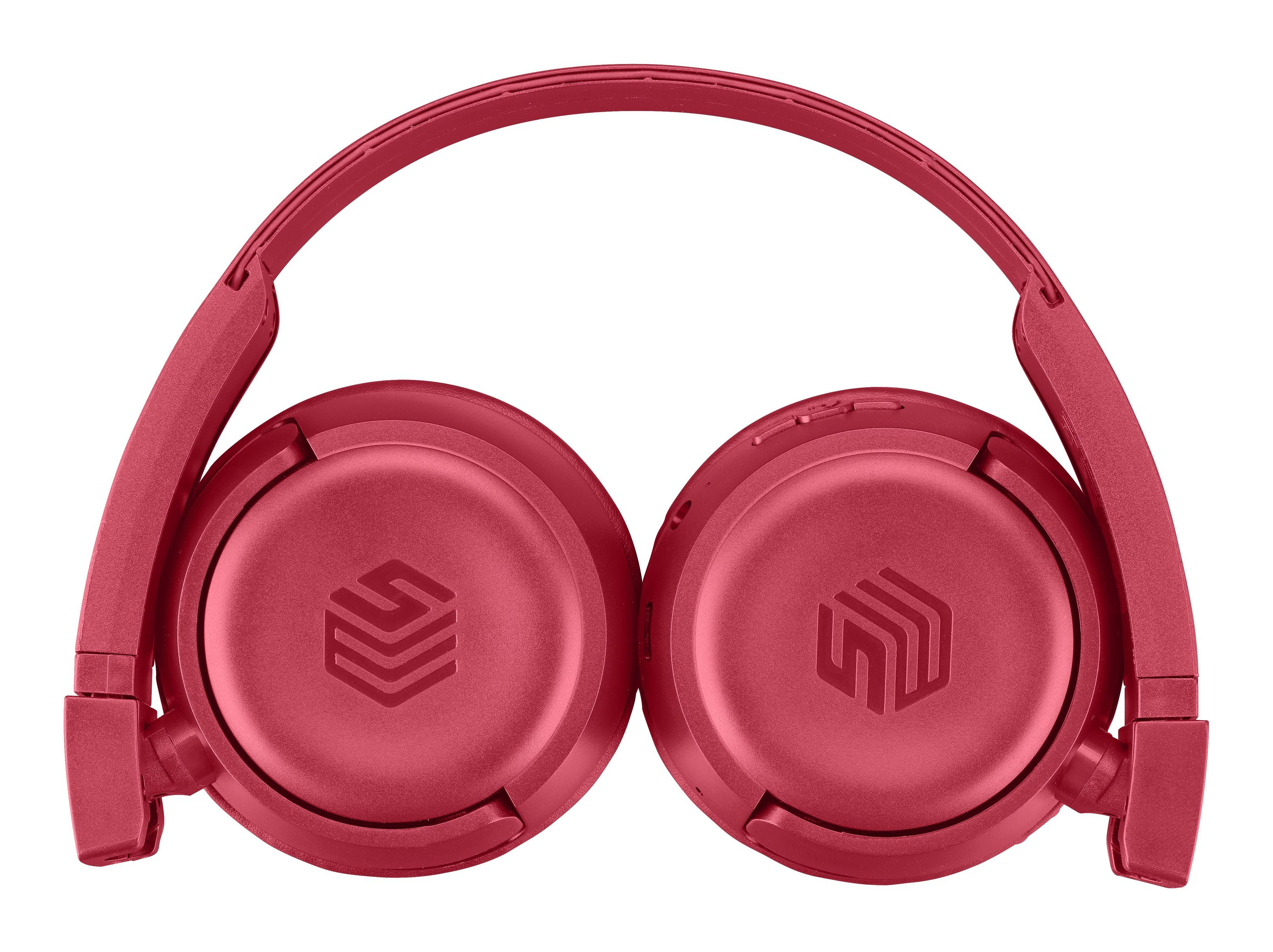 Czerwone słuchawki nauszne złożone. Każdy nausznik ma logo. Białe tło.