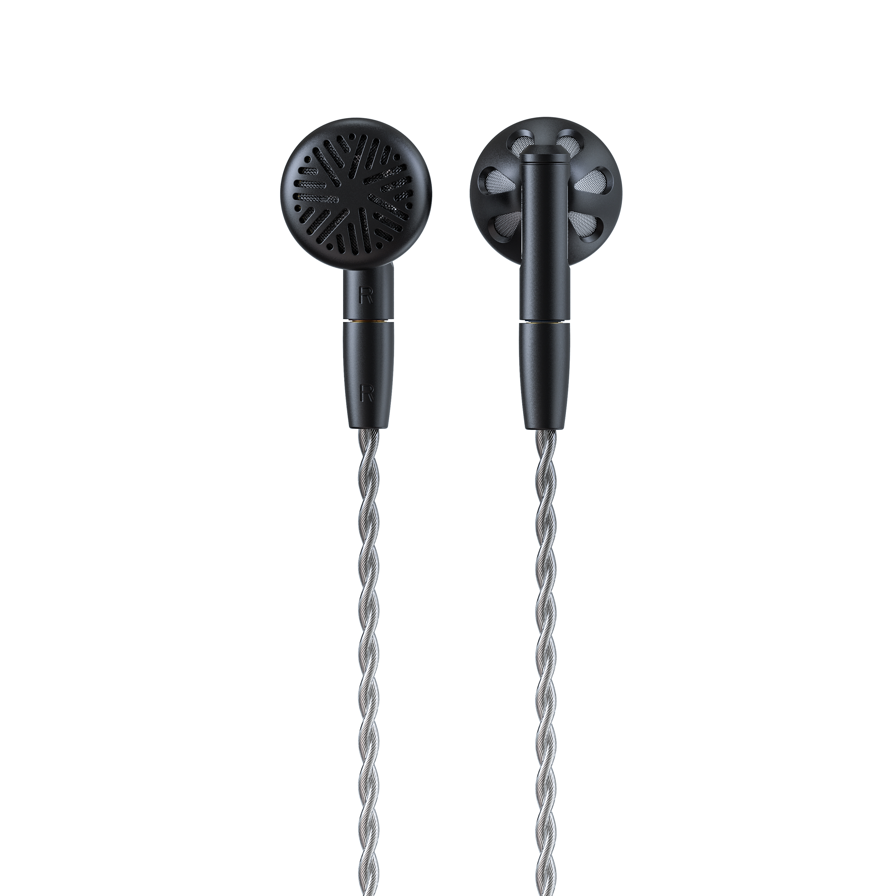 Zwarte in-ear koptelefoon met zilveren kabels op witte achtergrond.