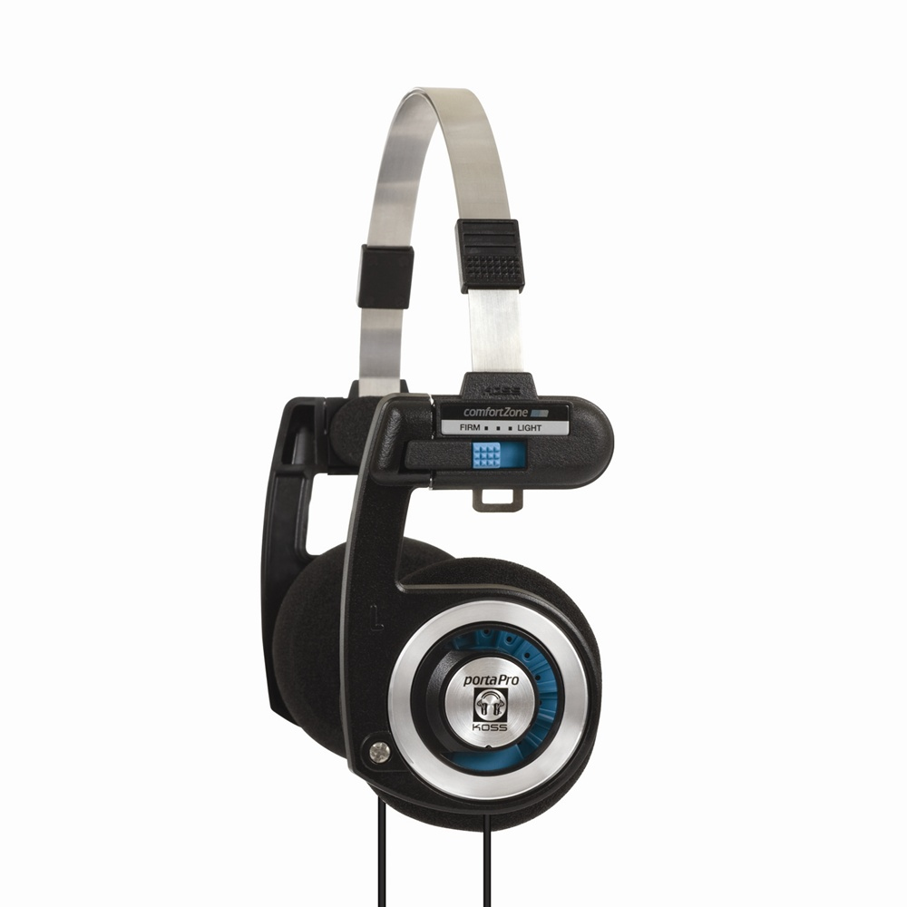 Cuffie Koss Porta Pro su bianco. Colori nero e argento. Le cuffie sono angolate.
