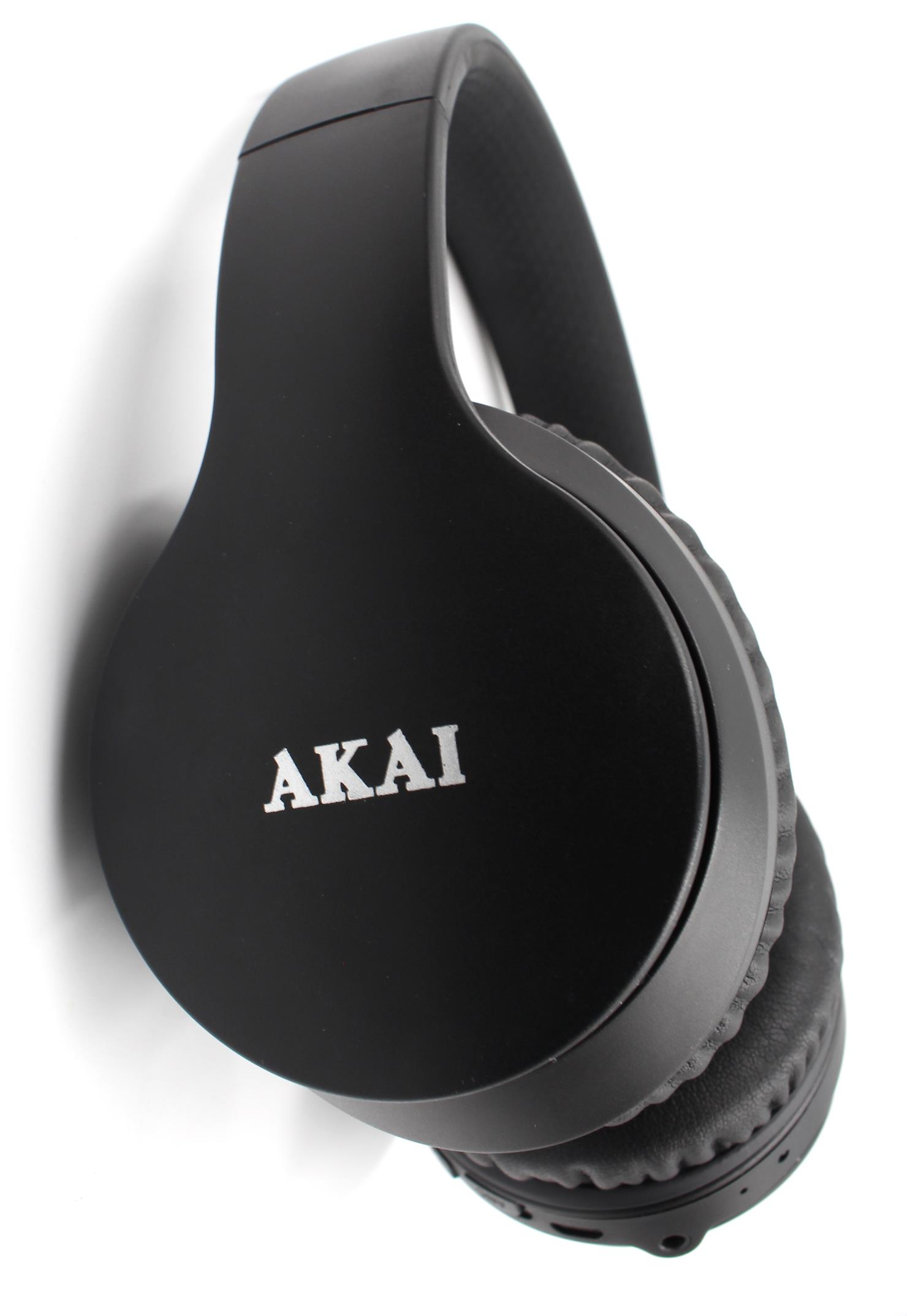 Schwarze Kopfhörer mit dem AKAI-Logo. Die Kopfhörer sind schwarz. Der Hintergrund ist weiß.