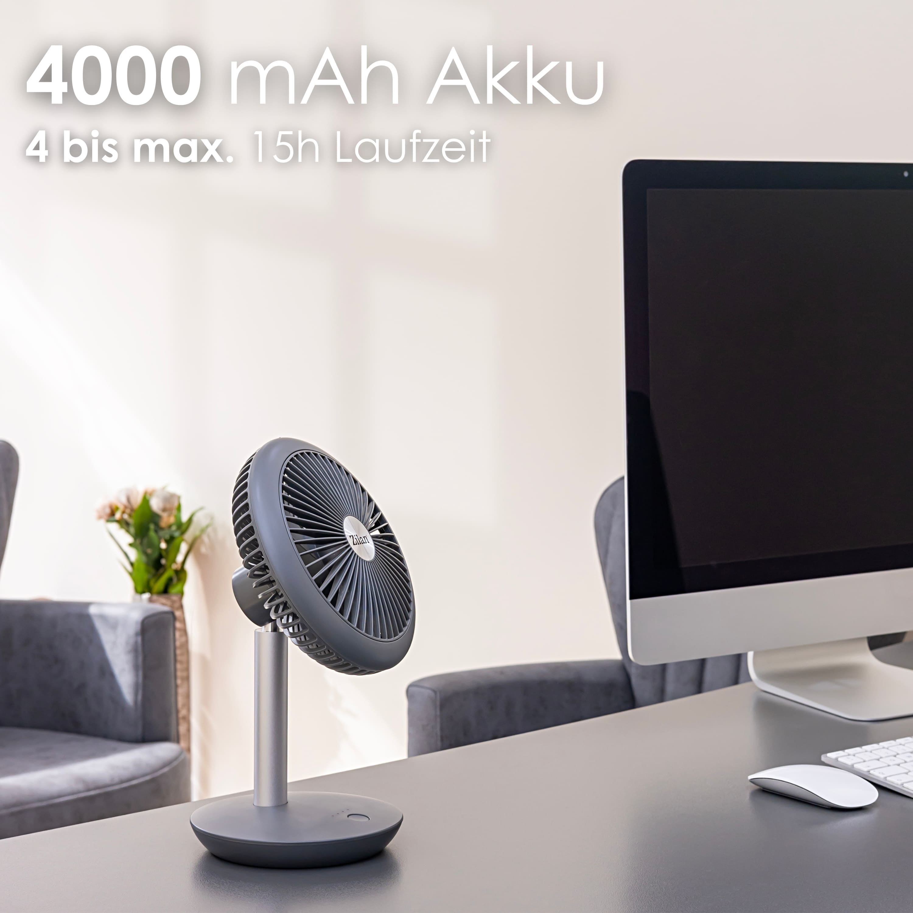 Grauer Schreibtischventilator auf einem Schreibtisch.