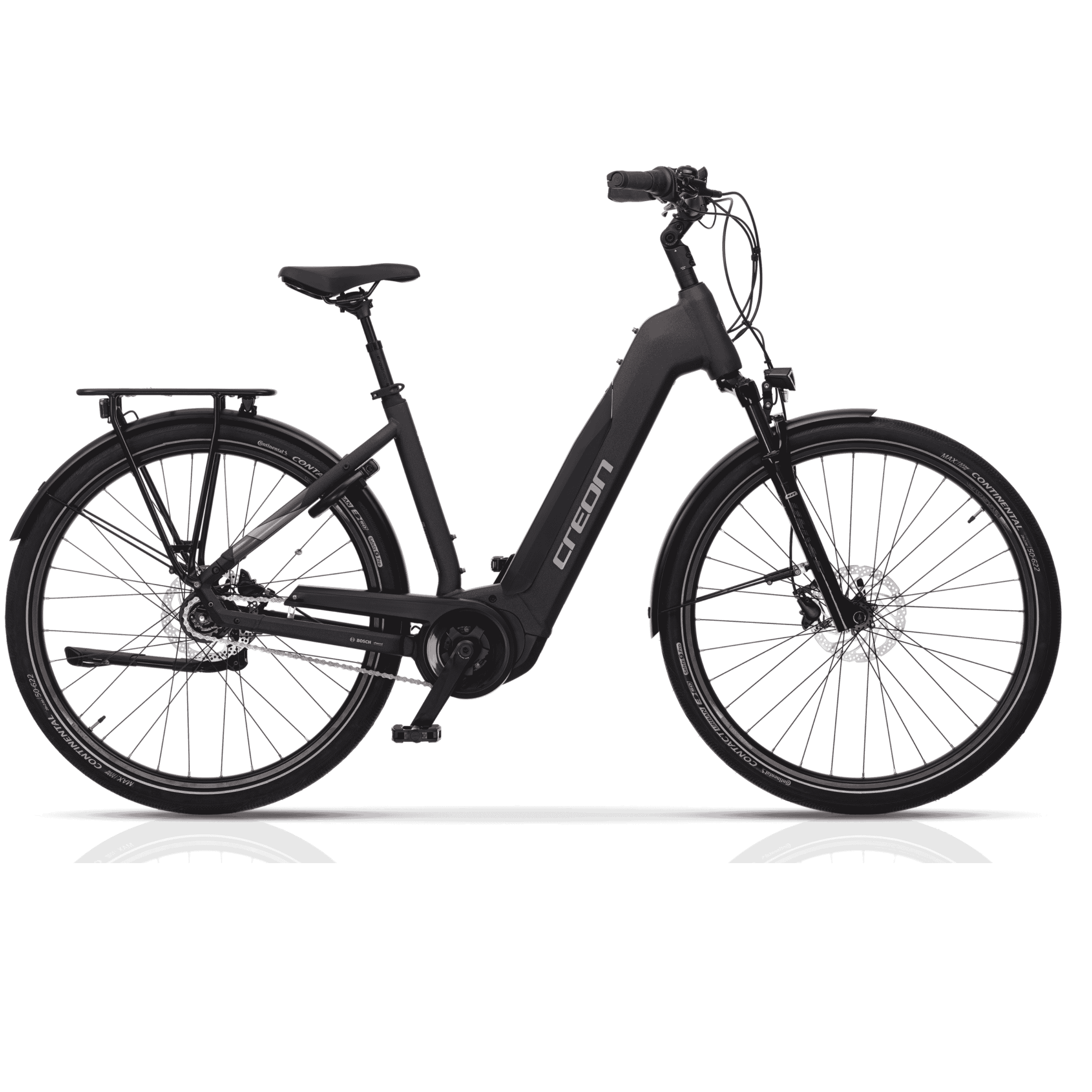 Ein schwarzes Elektrofahrrad mit grauem Rahmen, schwarzen Reifen und Gepäckträger, isoliert auf Weiß.
