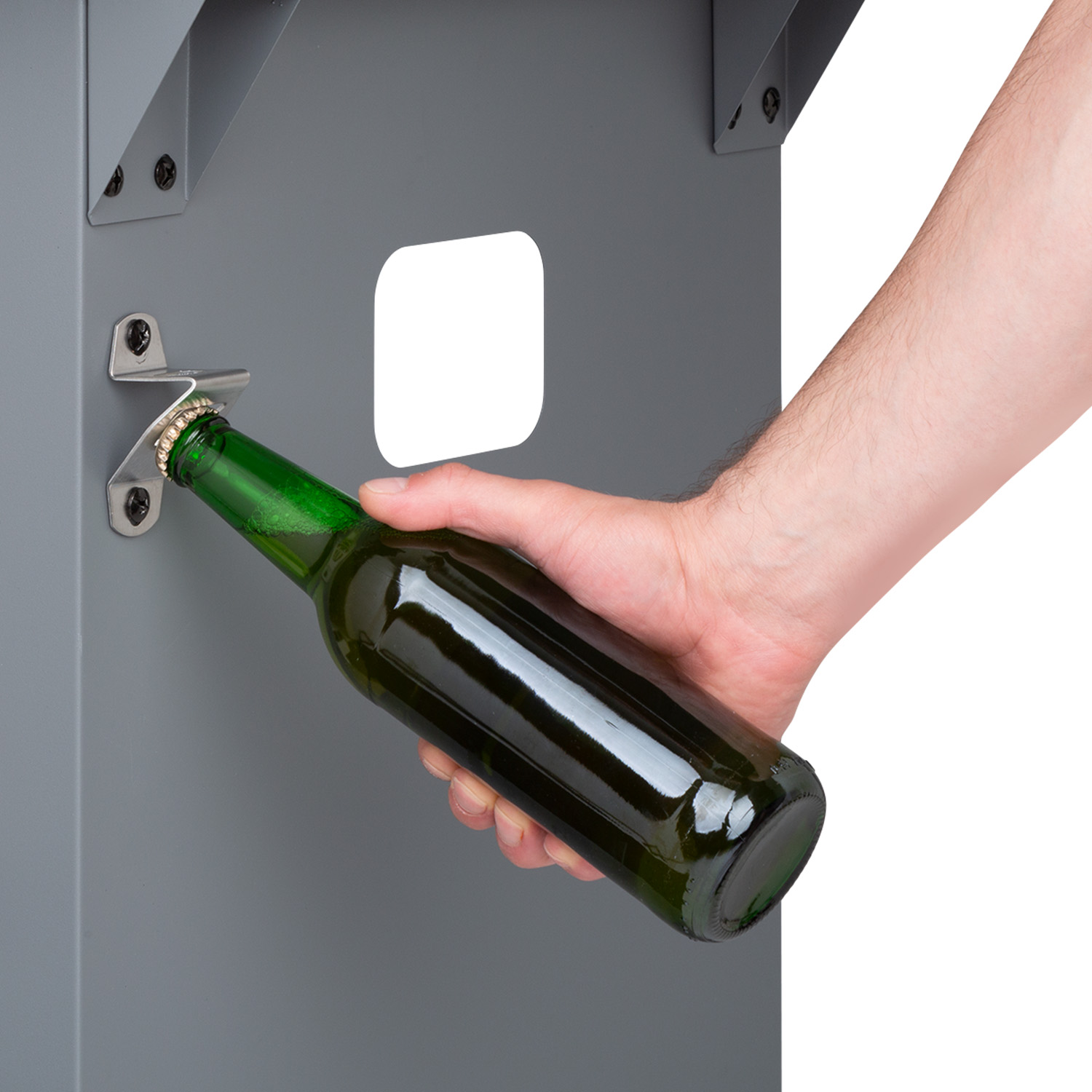 Eine Hand öffnet eine grüne Bierflasche mit einem Wandflaschenöffner.