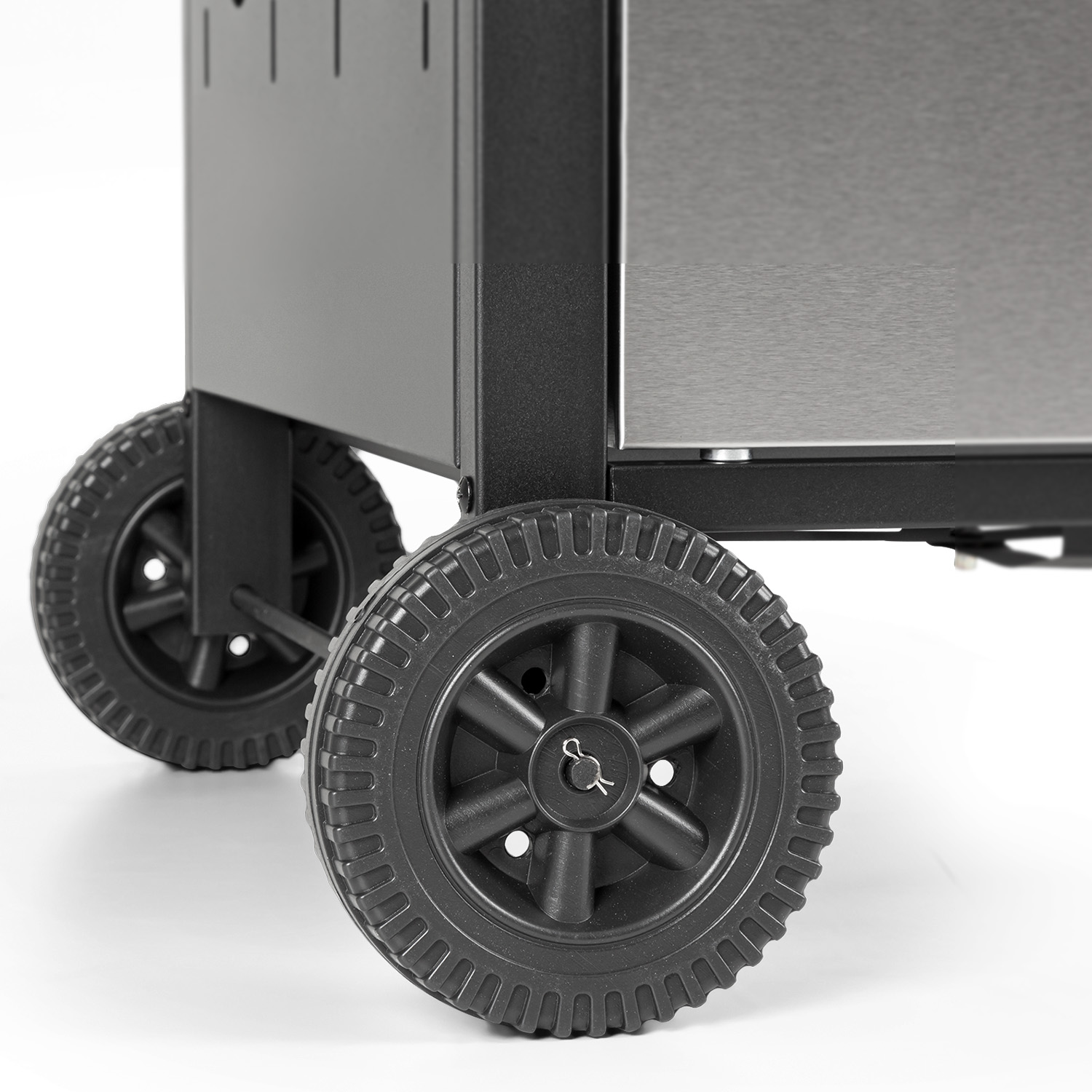 Schwarze Räder eines Grills oder Smokers, mit schwarzer und silberner Metallkonstruktion.