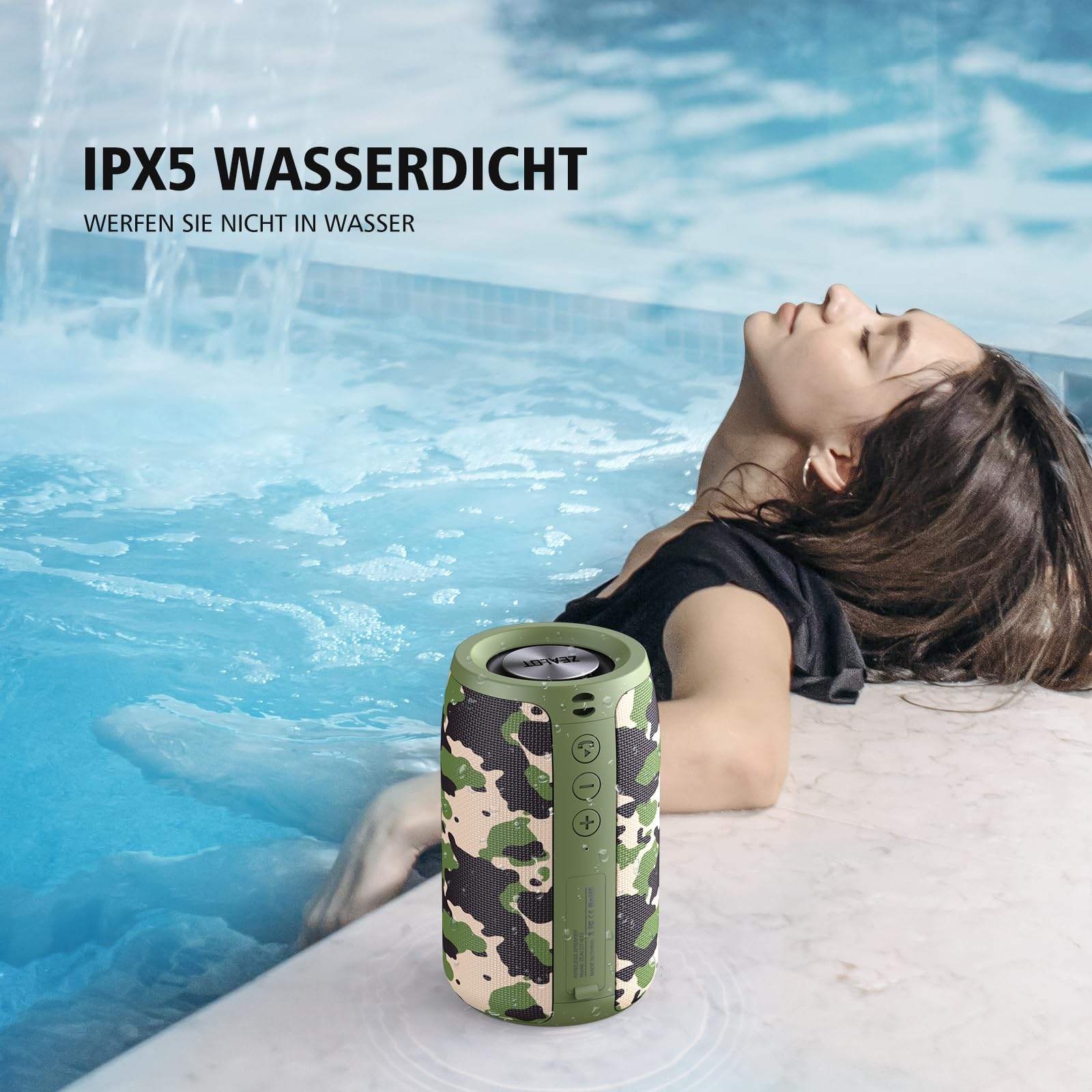 Ein Camouflage-Lautsprecher schwimmt in einem Pool, während eine Frau entspannt. Text: IPX5 wasserdicht. Nicht ins Wasser werfen.