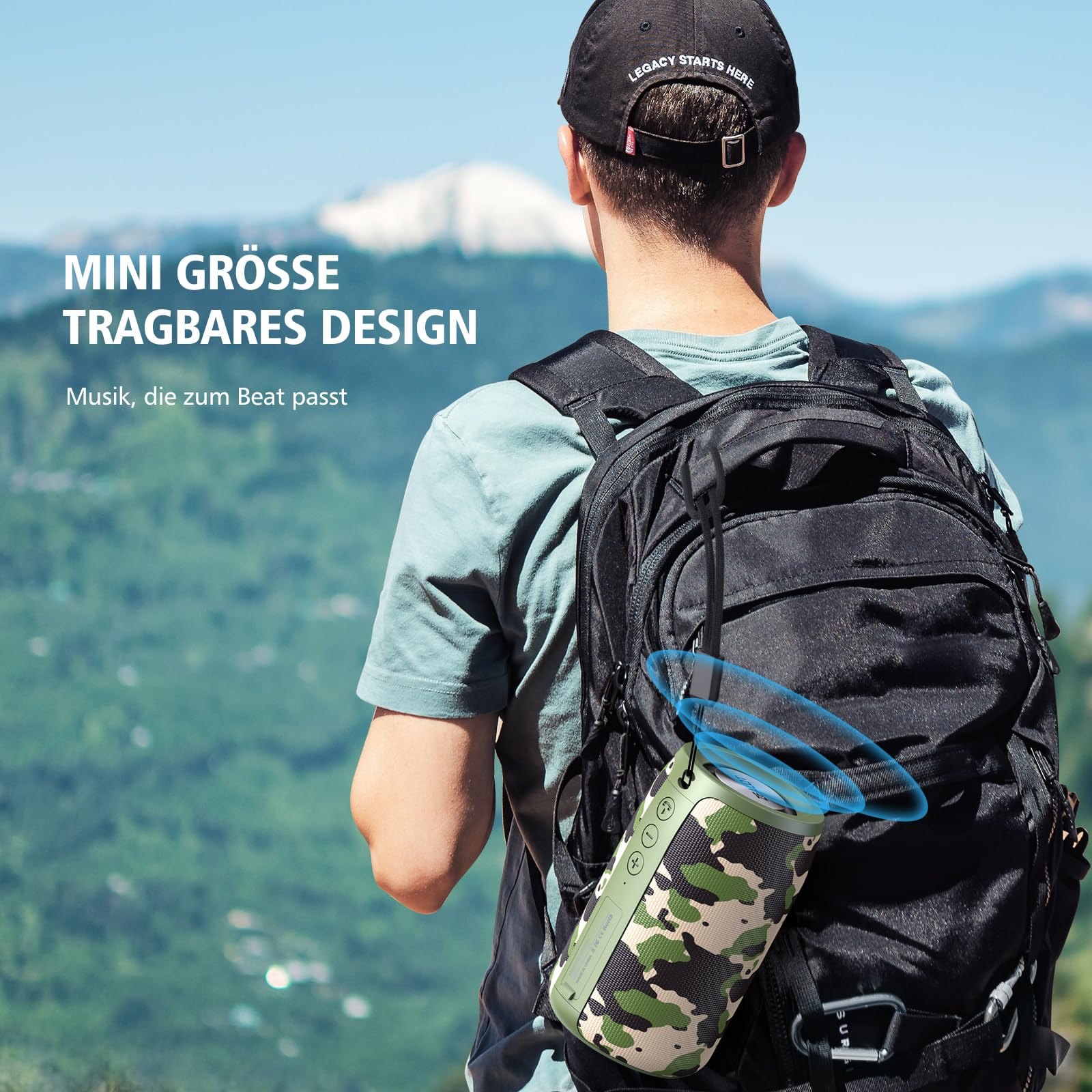 Ein Mann mit einem Rucksack, der einen grünen und Camouflage-Lautsprecher hält.