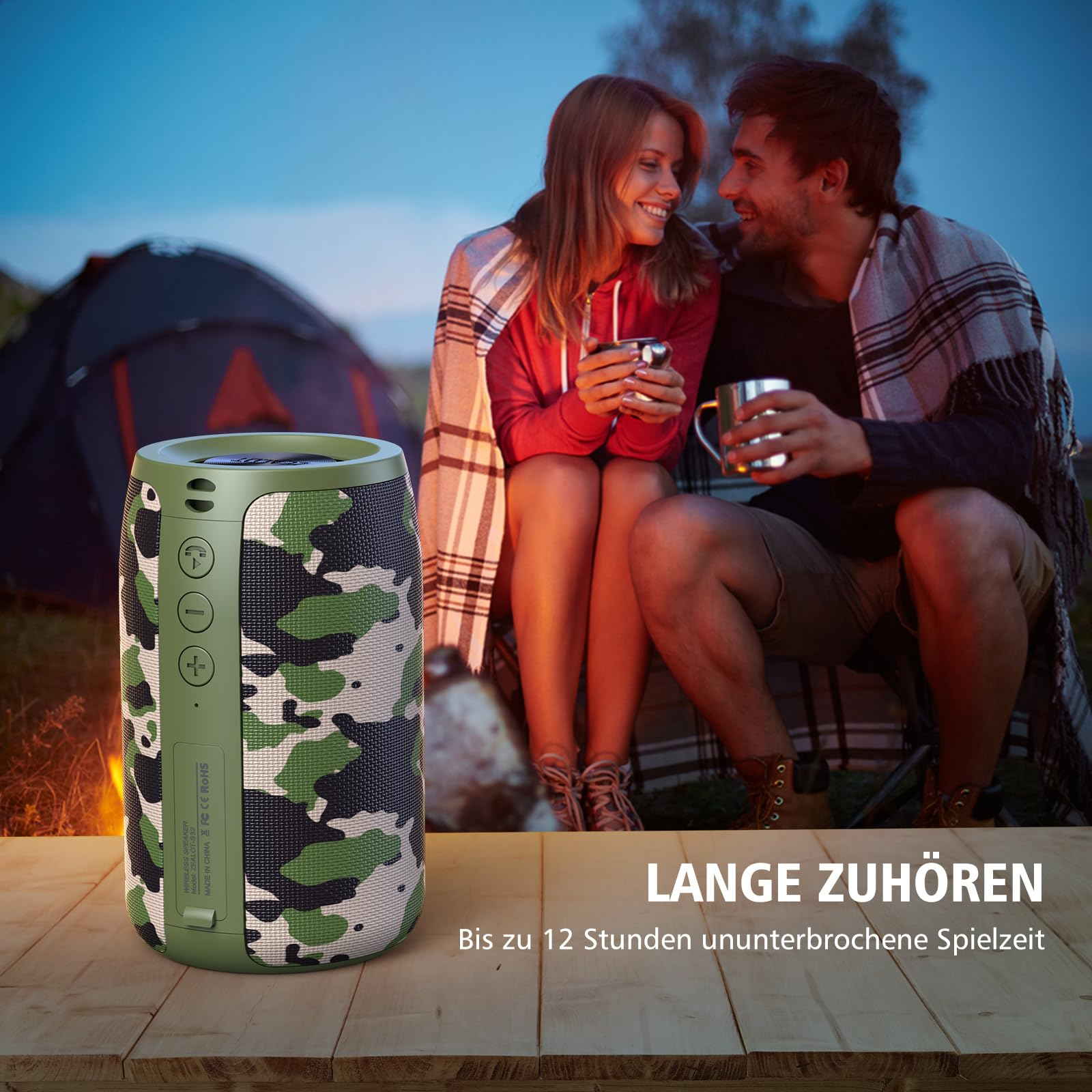 Tarnlautsprecher auf Holztisch, Paar am Zelt, Camping bei Nacht.