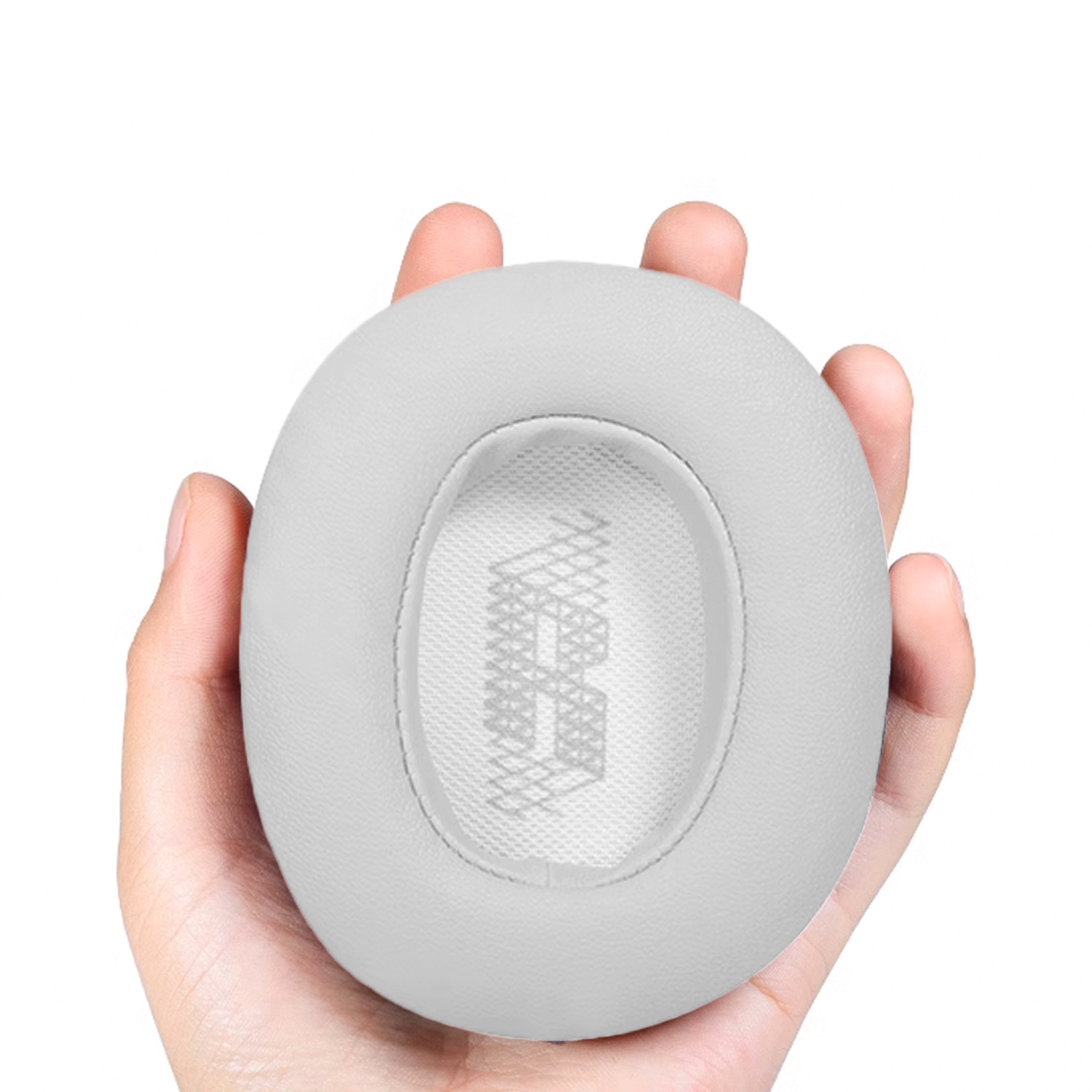 Eine Hand, die ein weißes Ohrpolster für Kopfhörer hält. Das Kissen ist oval geformt.