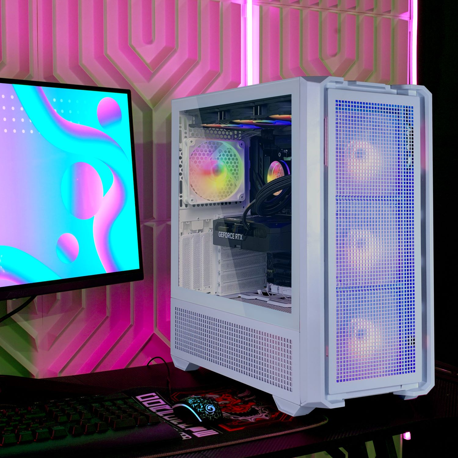 Ein weißes Computergehäuse mit sichtbaren internen Komponenten. Ein Monitor und anderes Zubehör sind vorhanden.