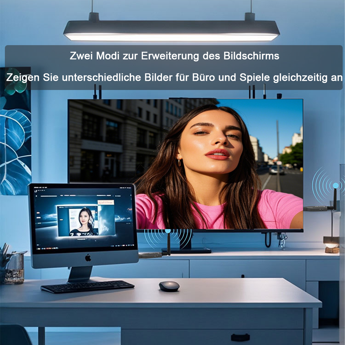 Ein Computerbildschirm spiegelt eine Frau auf einem größeren Bildschirm wider. Eine Tastatur und eine Maus liegen auf dem Schreibtisch.