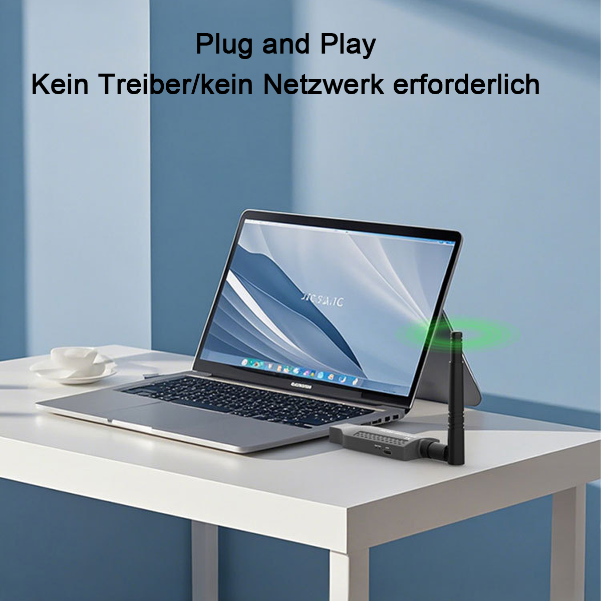 Ein Laptop steht auf einem weißen Tisch, ein kleines Gerät mit Antenne ist angeschlossen.