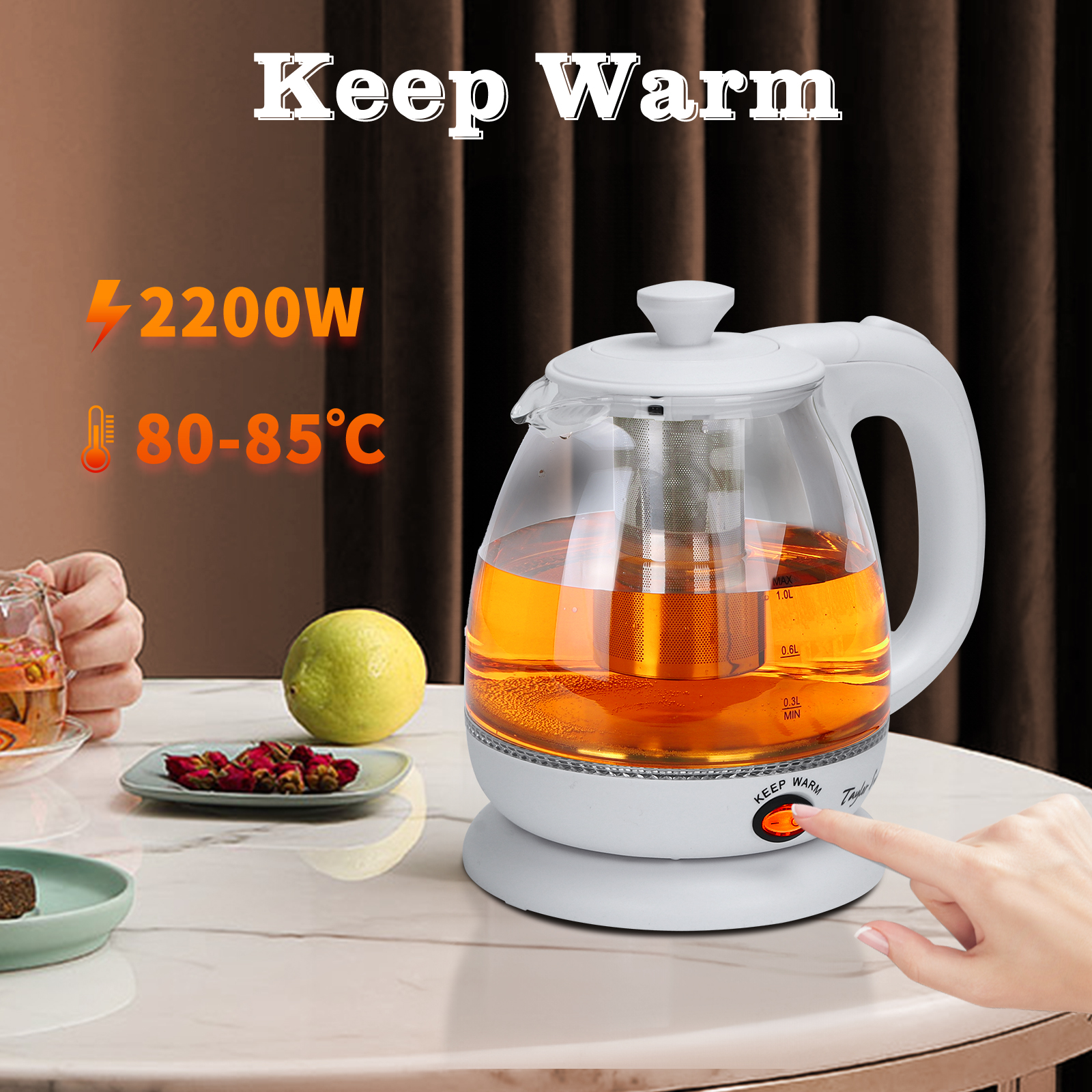 Hervidor eléctrico de vidrio sobre una mesa con la corriente encendida. El agua es naranja, con un limón cerca.