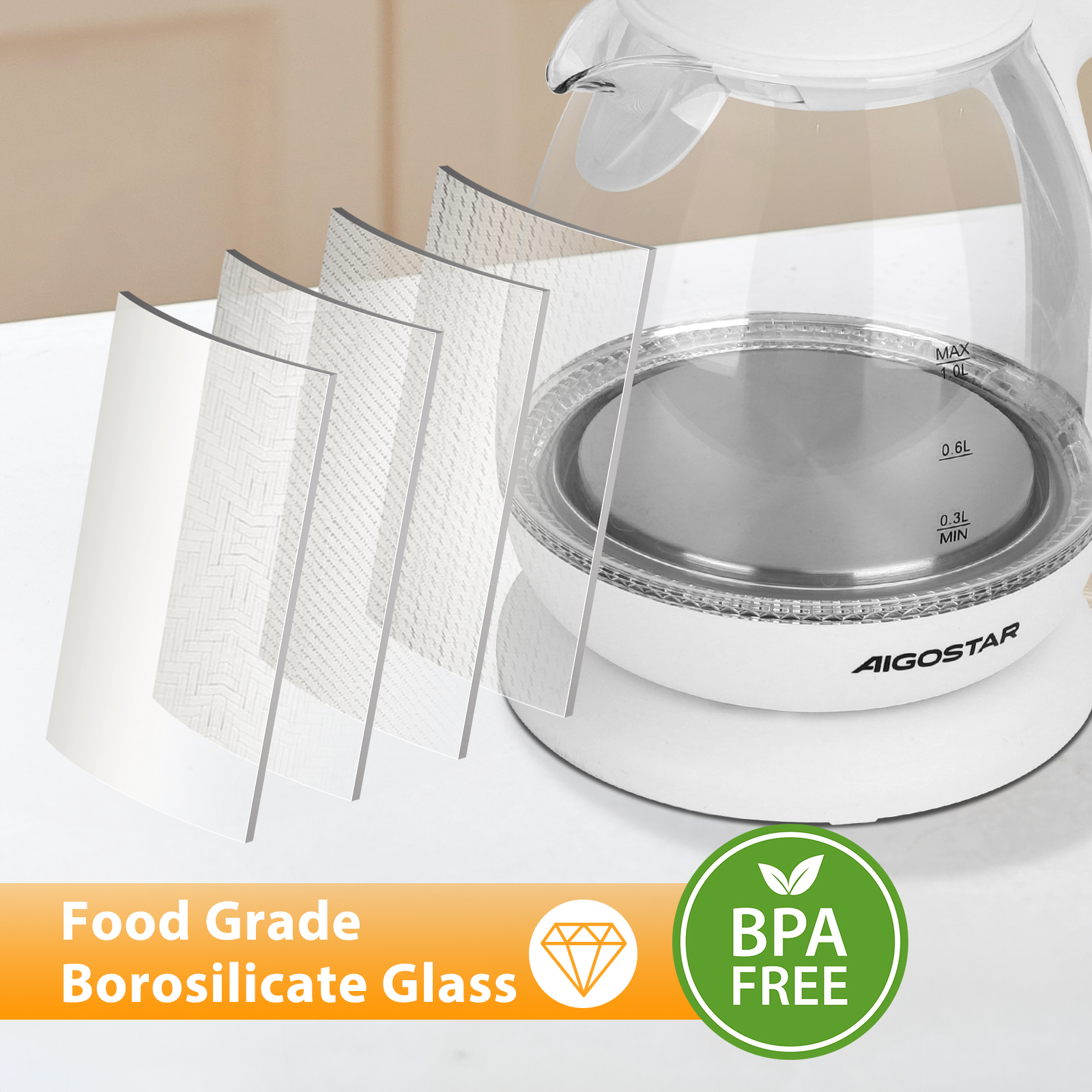 Hervidor eléctrico de vidrio transparente con base blanca. El hervidor tiene una etiqueta sin BPA.