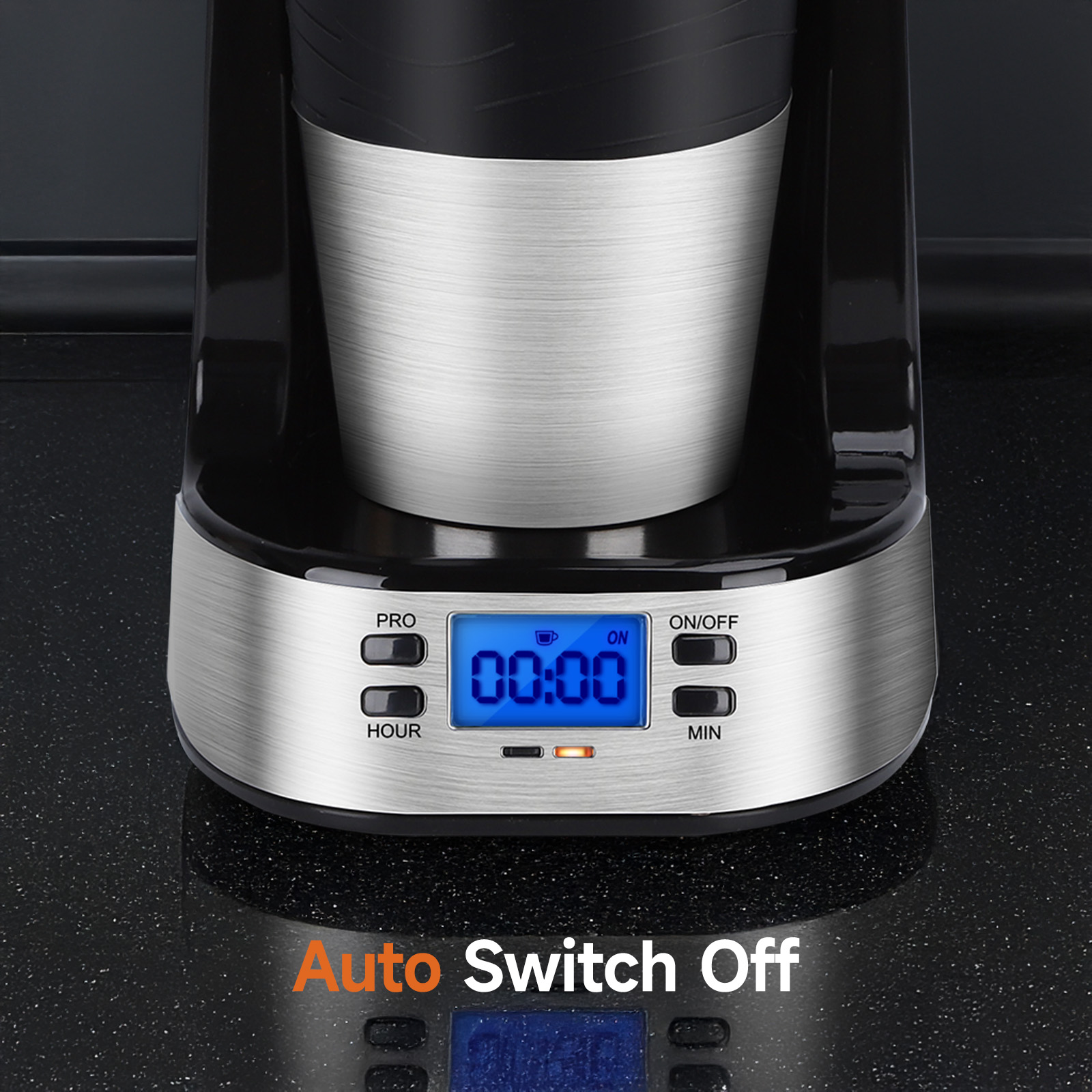 Pantalla digital de cafetera muestra la hora. Base plateada y parte superior negra.