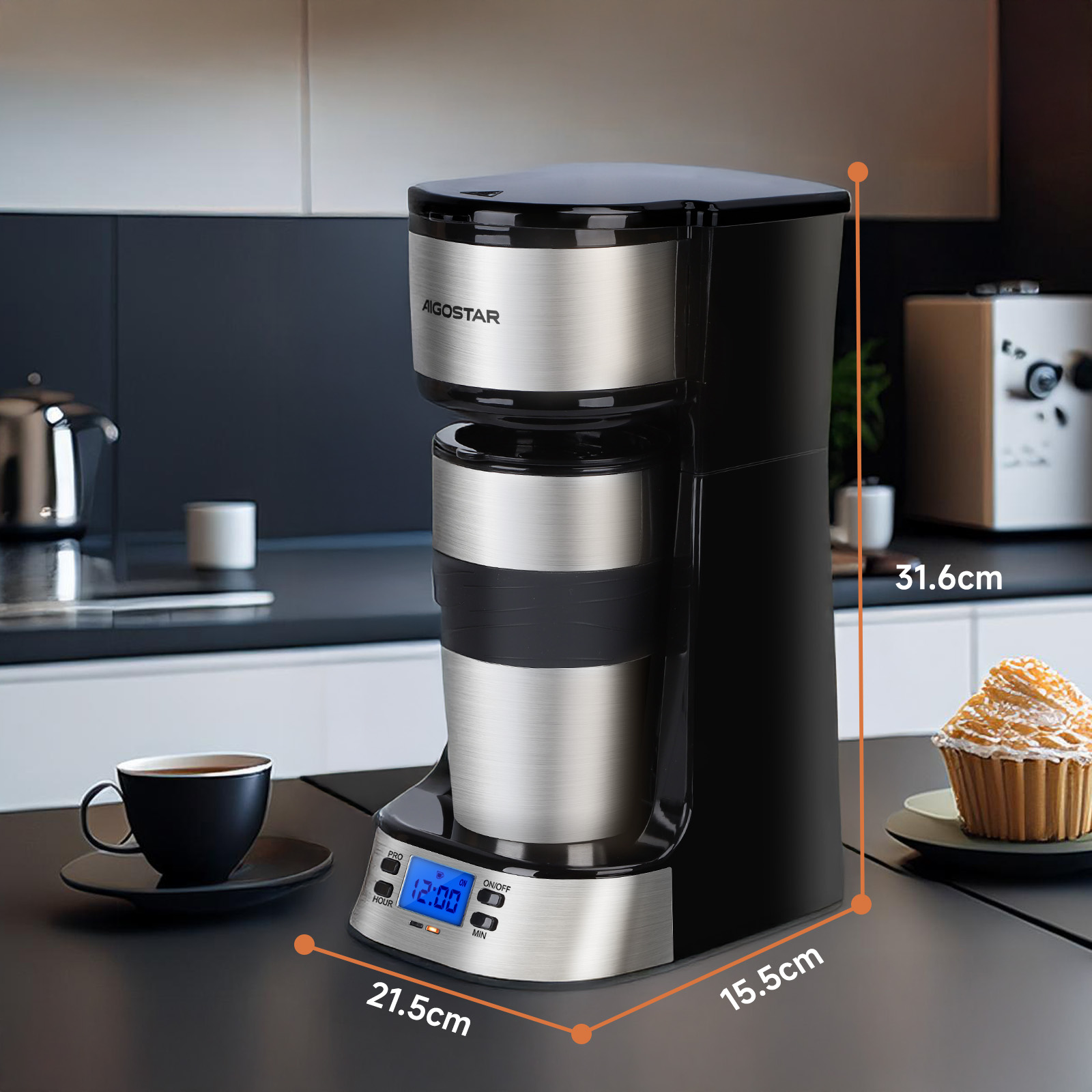 Cafetera negra y plateada con dimensiones, una taza y un pastelito.