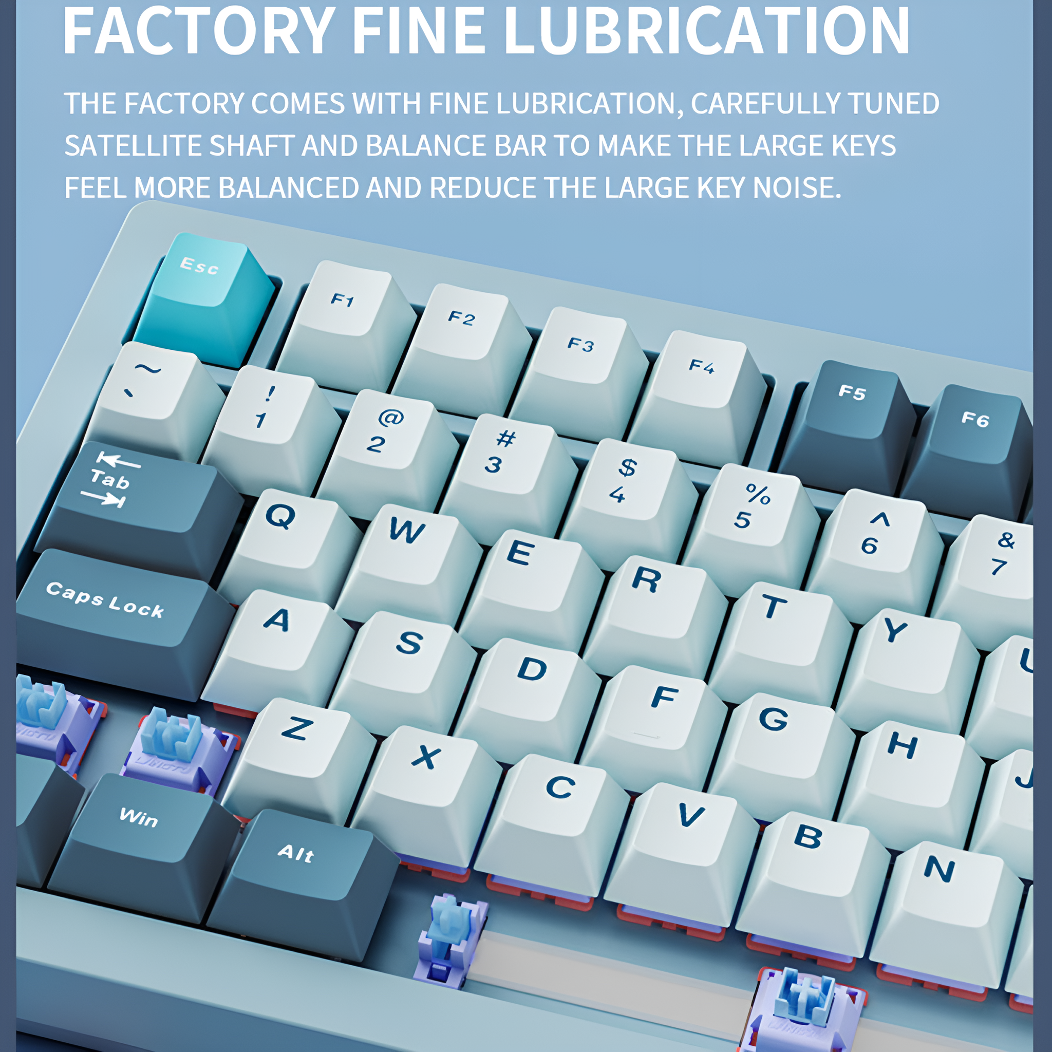 Nahaufnahme einer mechanischen Tastatur. Sie hat weiße und graue Tasten. Verschiedene Keycaps.