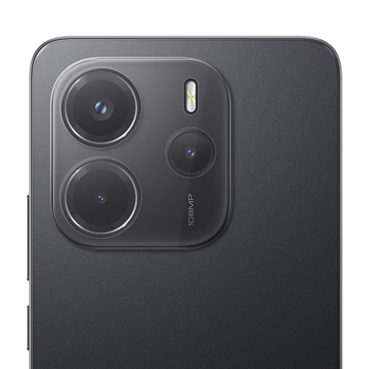 Primo piano del modulo fotocamera di uno smartphone con tre lenti e un flash su sfondo grigio scuro.