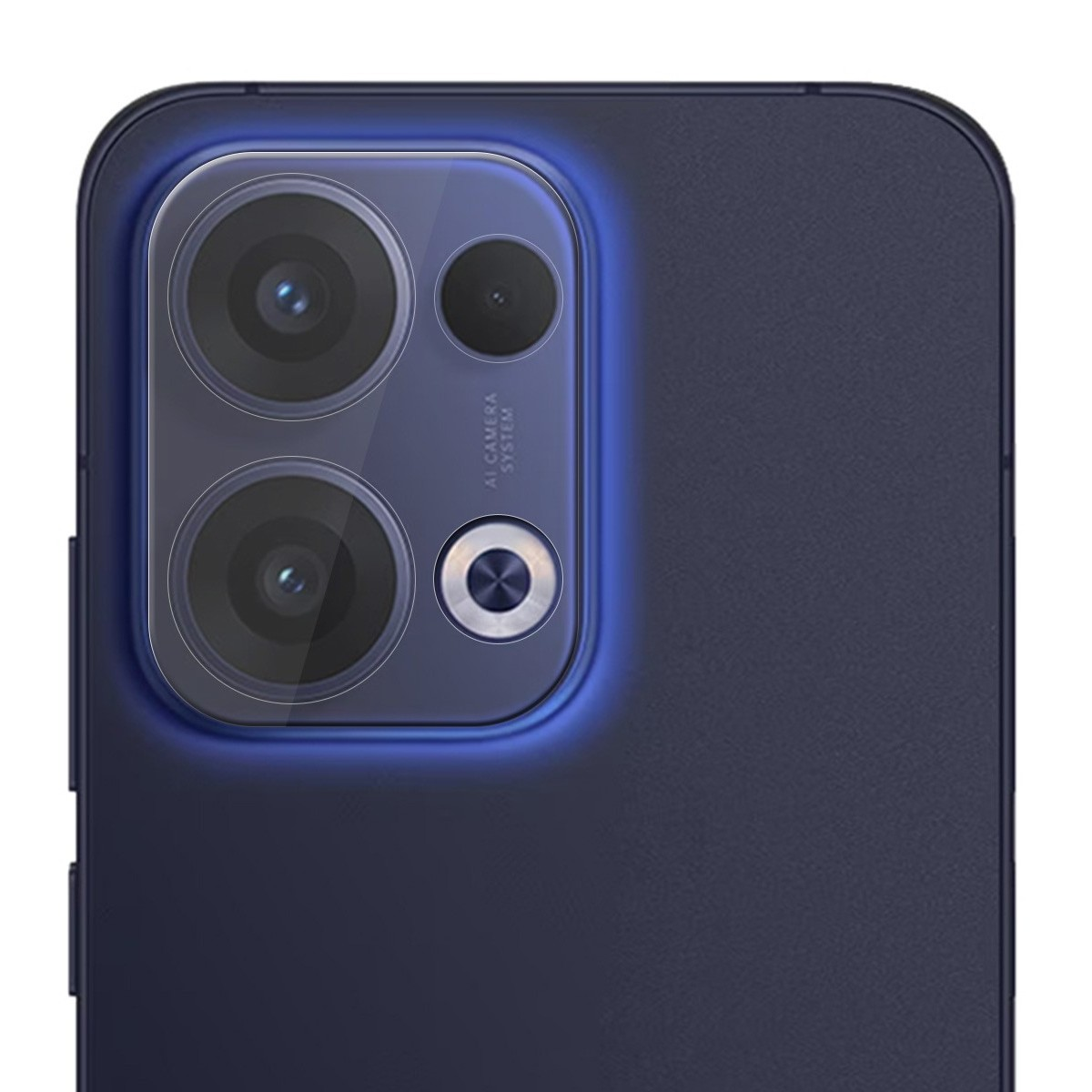 Primo piano del modulo fotocamera di un telefono. Schienale blu scuro con modulo fotocamera.
