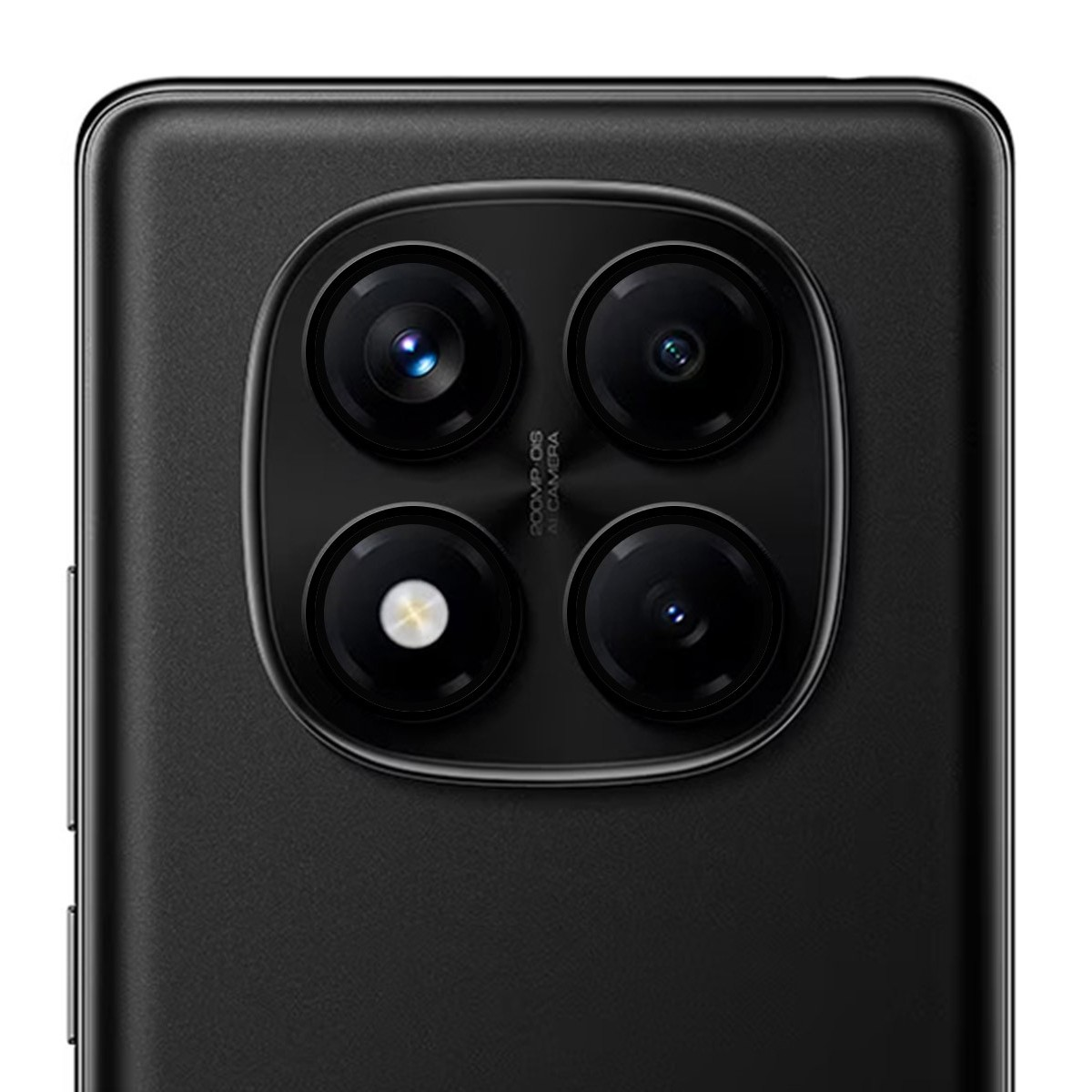 Primer plano de la parte trasera de un teléfono con cuatro lentes de cámara. El teléfono es negro.