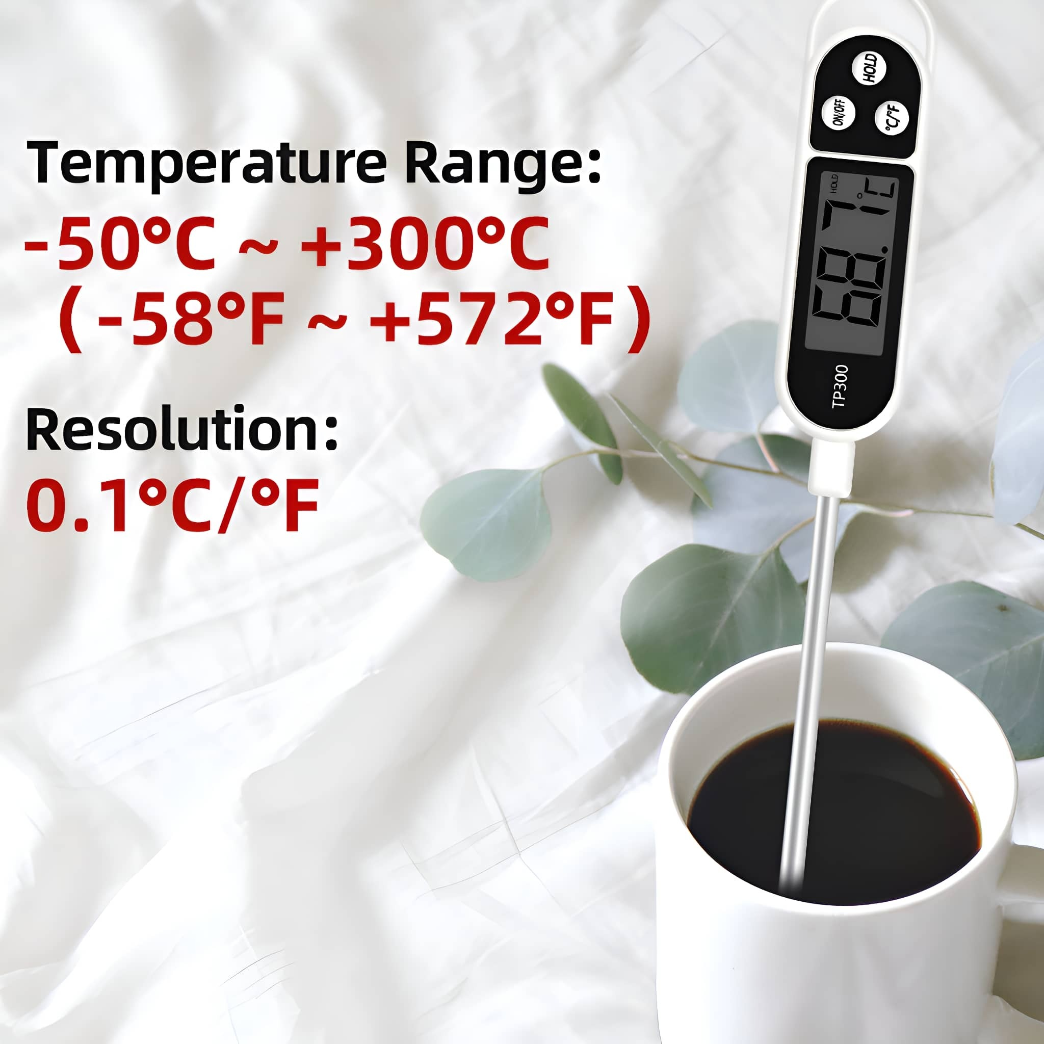 Thermometer in einer Tasse Kaffee und einem weißen Bettlaken.