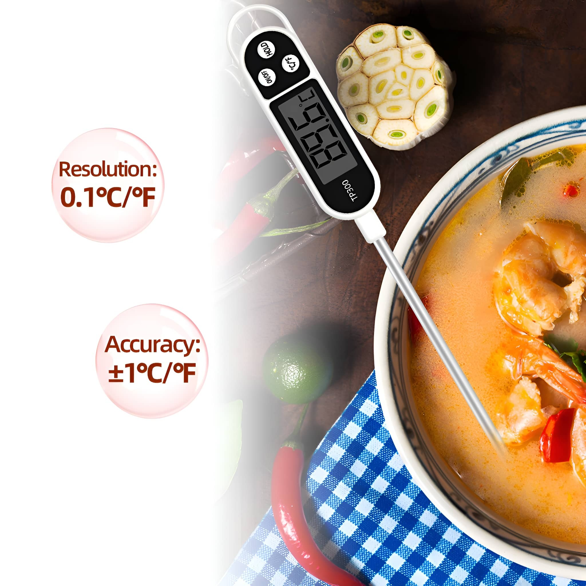 Ein Thermometer zeigt 39,6 Grad an. Im Hintergrund ist eine Schüssel Suppe zu sehen.