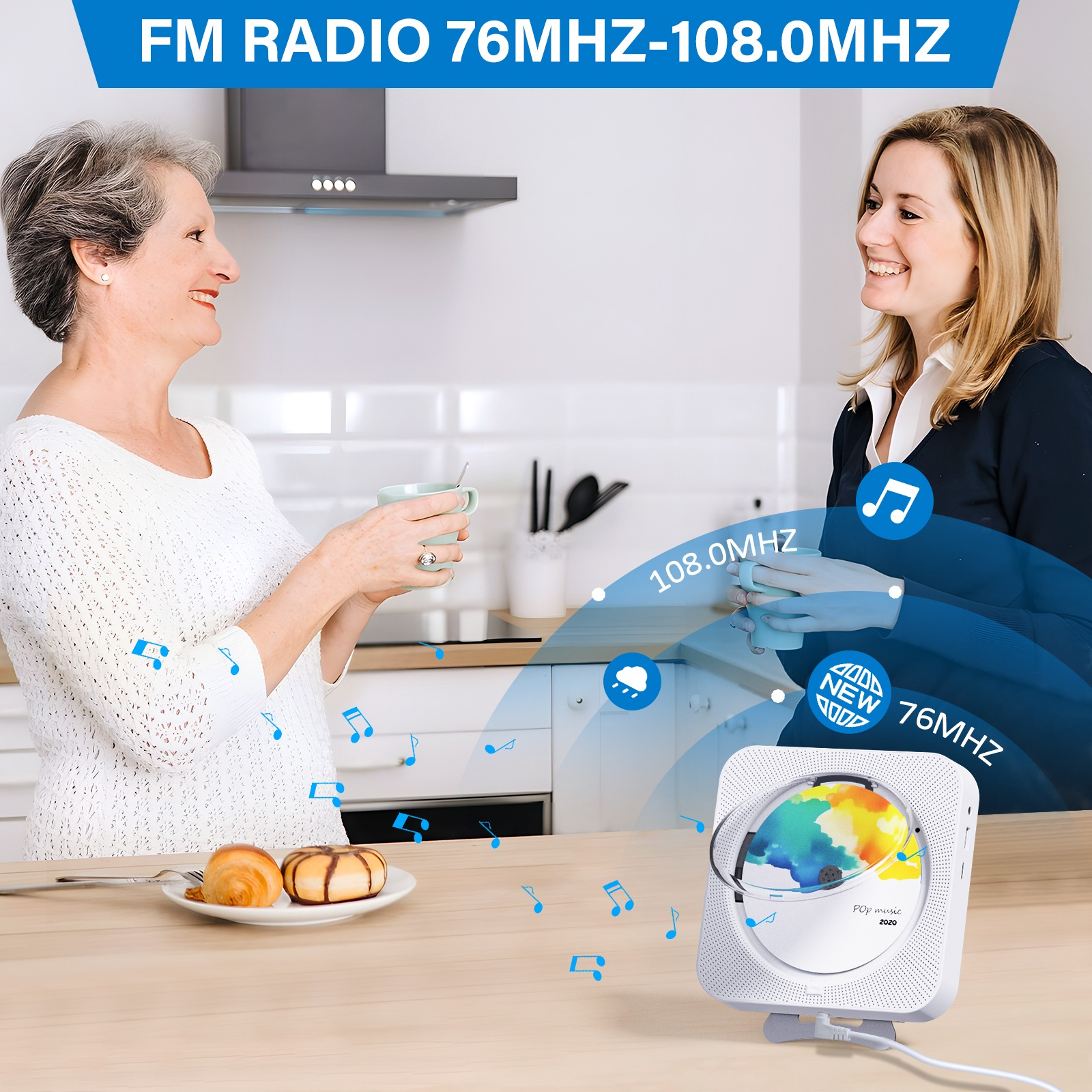 Zwei lächelnde Frauen, eine hält eine Tasse, in der Nähe eines Radios. Gebäck auf dem Tisch.