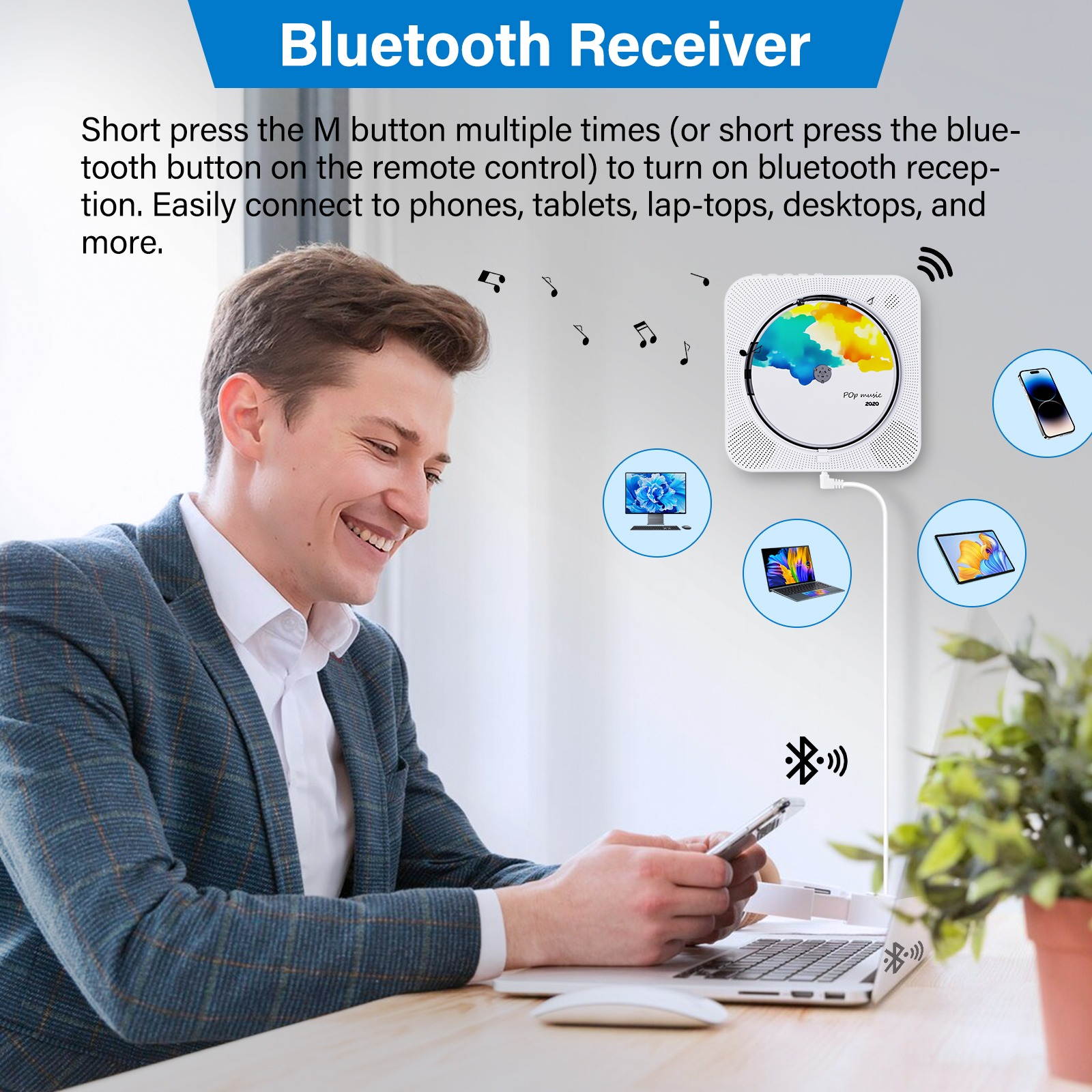 Ein Mann lächelt, während er einen tragbaren Bluetooth-Empfänger bedient, der an einen Laptop angeschlossen ist.