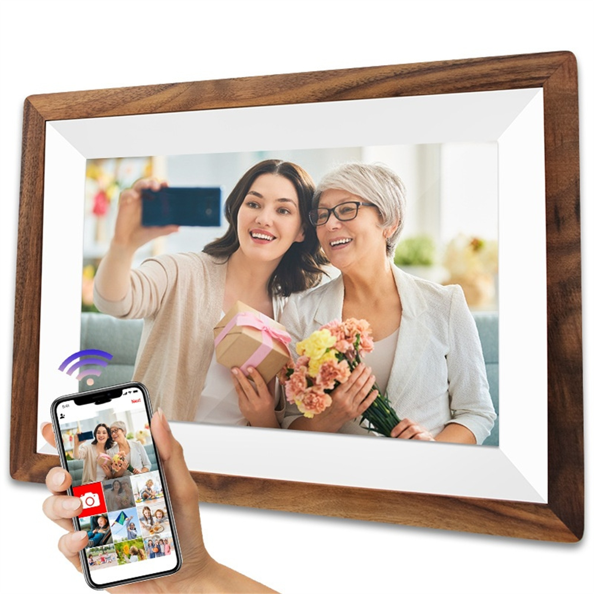 Eine Frau macht ein Selfie mit ihrem Handy, und ein Bilderrahmen hängt an der Wand.