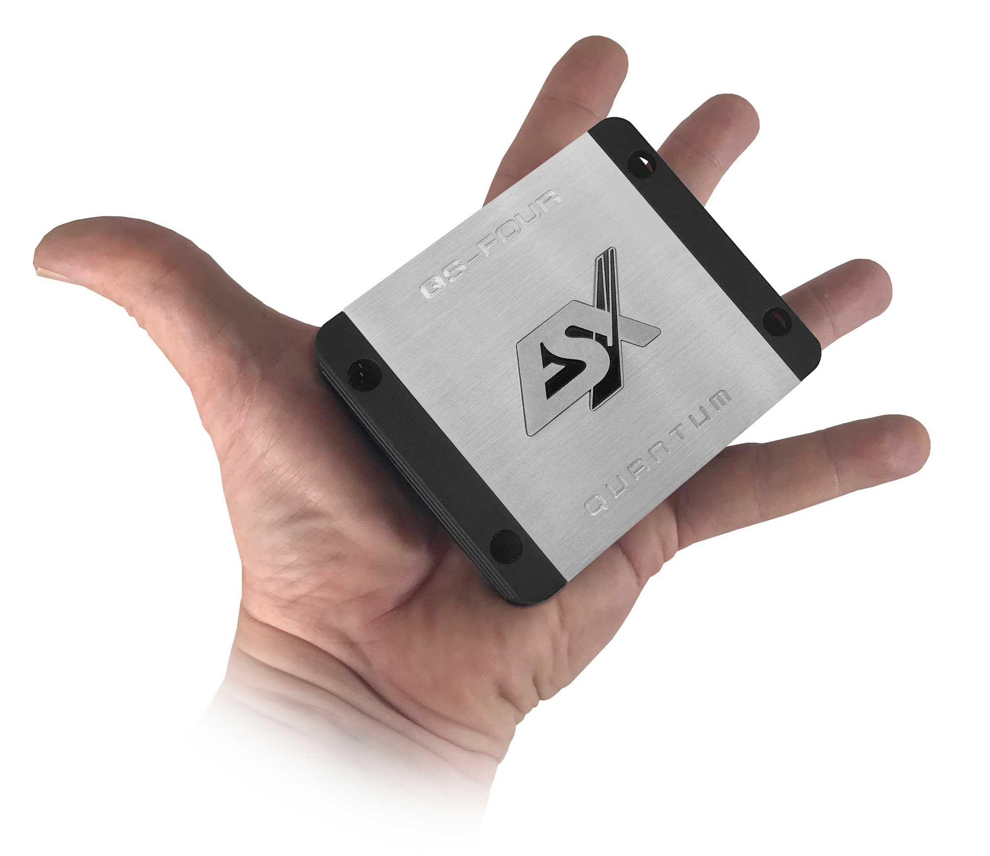 Eine Hand hält ein kleines, silberfarbenes quadratisches Gerät mit Logo.