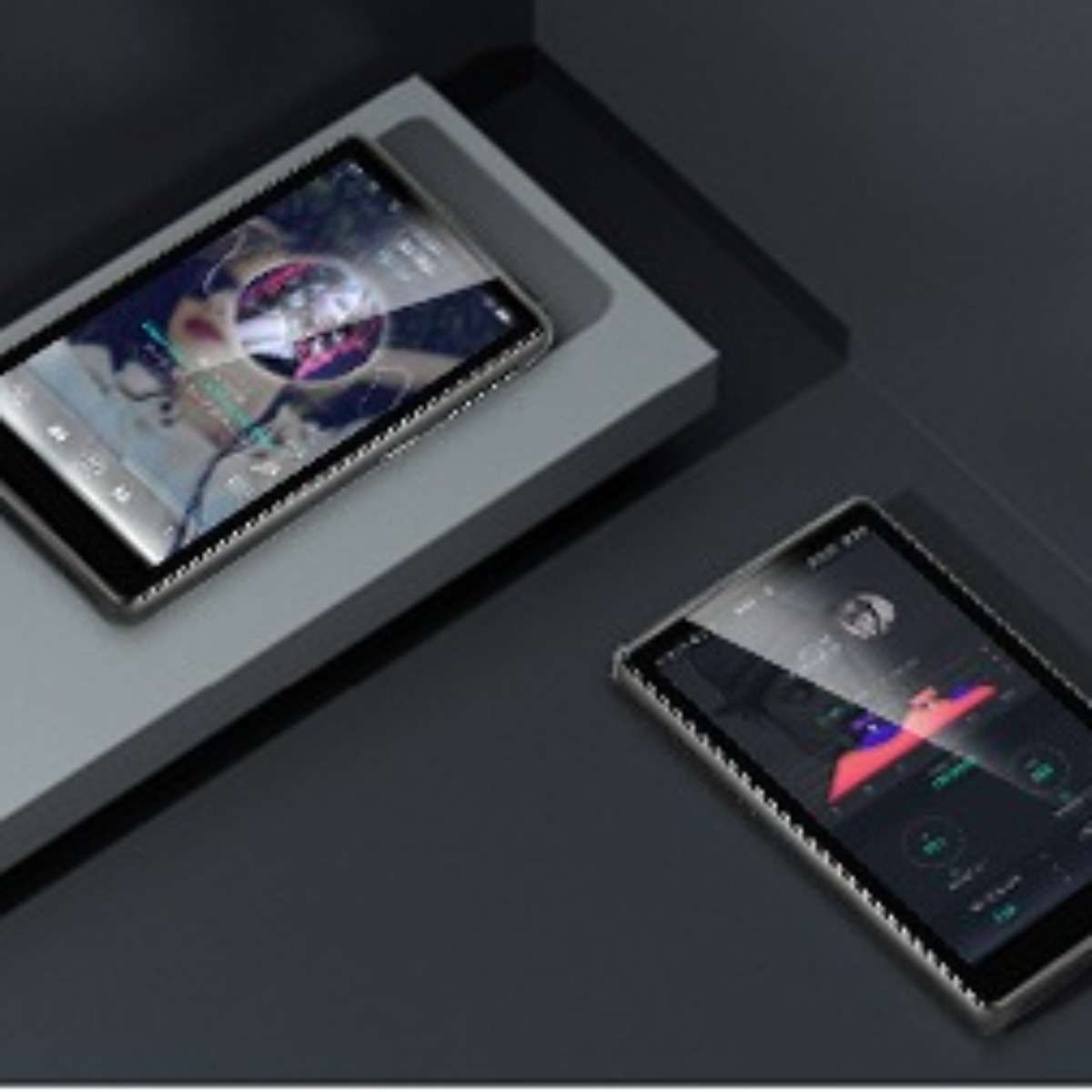 Zwei Tablets auf einer Oberfläche, die verschiedene Oberflächen mit Musik und Daten zeigen.