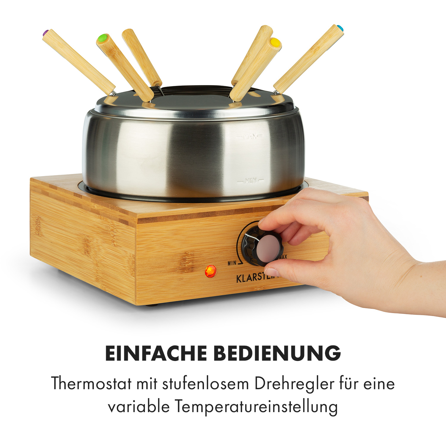 Un set per fonduta con una mano che regola la manopola della temperatura.