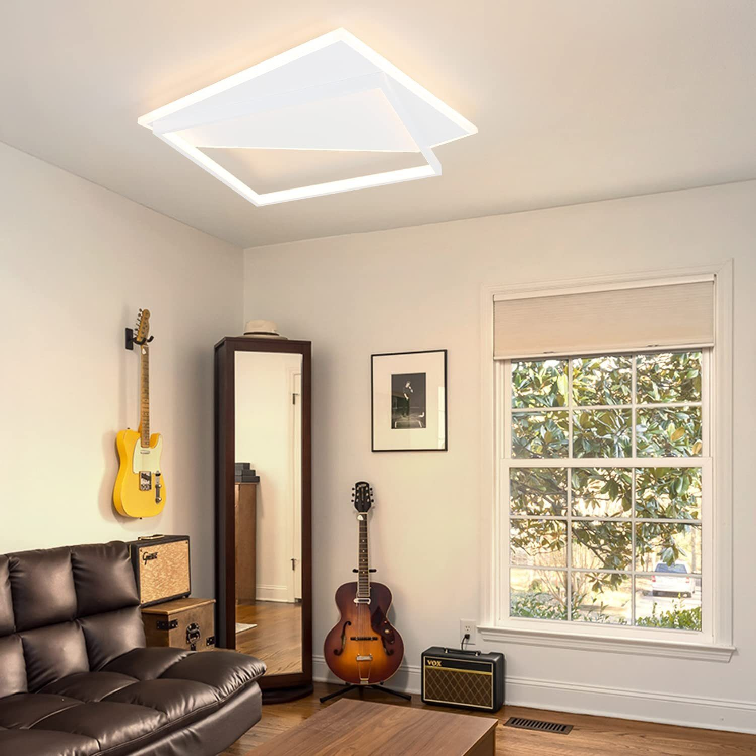 Un salón moderno con guitarras y una luz de techo.