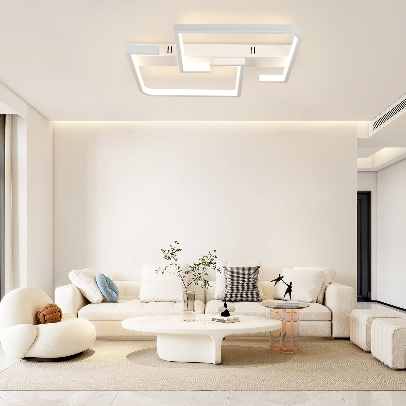 Salón moderno con sofá blanco, mesa de centro y una lámpara de techo geométrica.