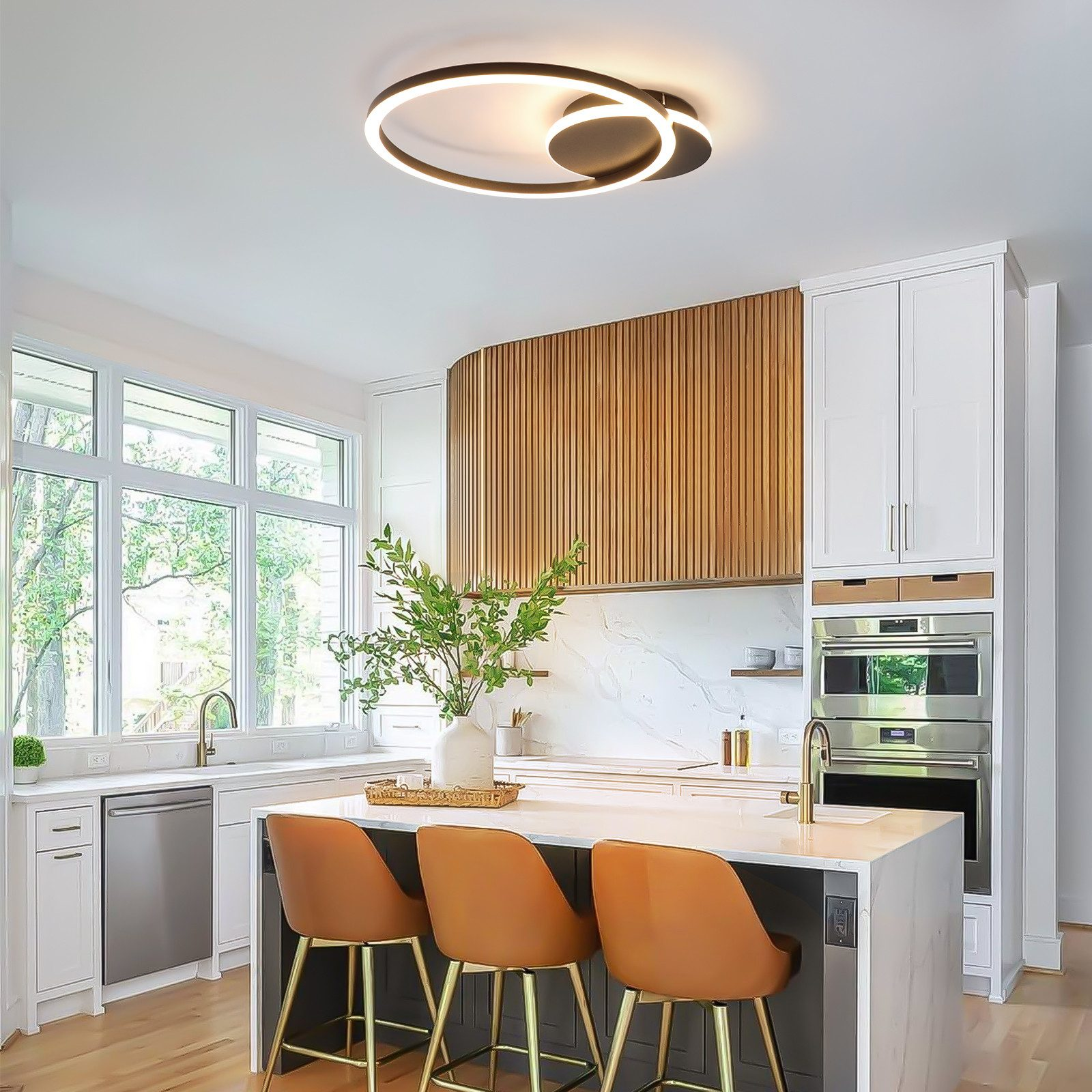 Cocina moderna con isla, taburetes y una lámpara única. Blanco y madera.
