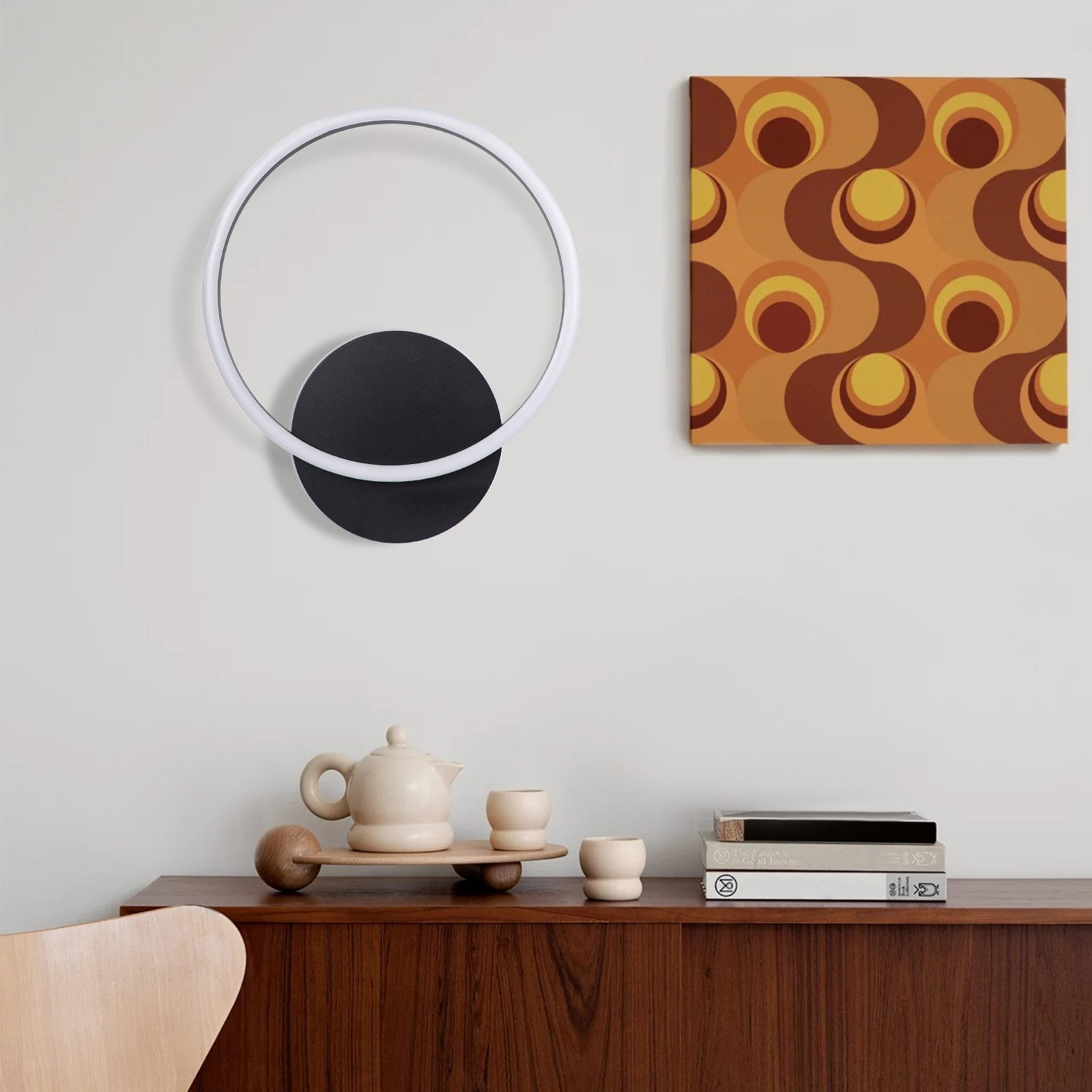 Lampada da parete circolare bianca e nera con dipinto e mobile in legno.