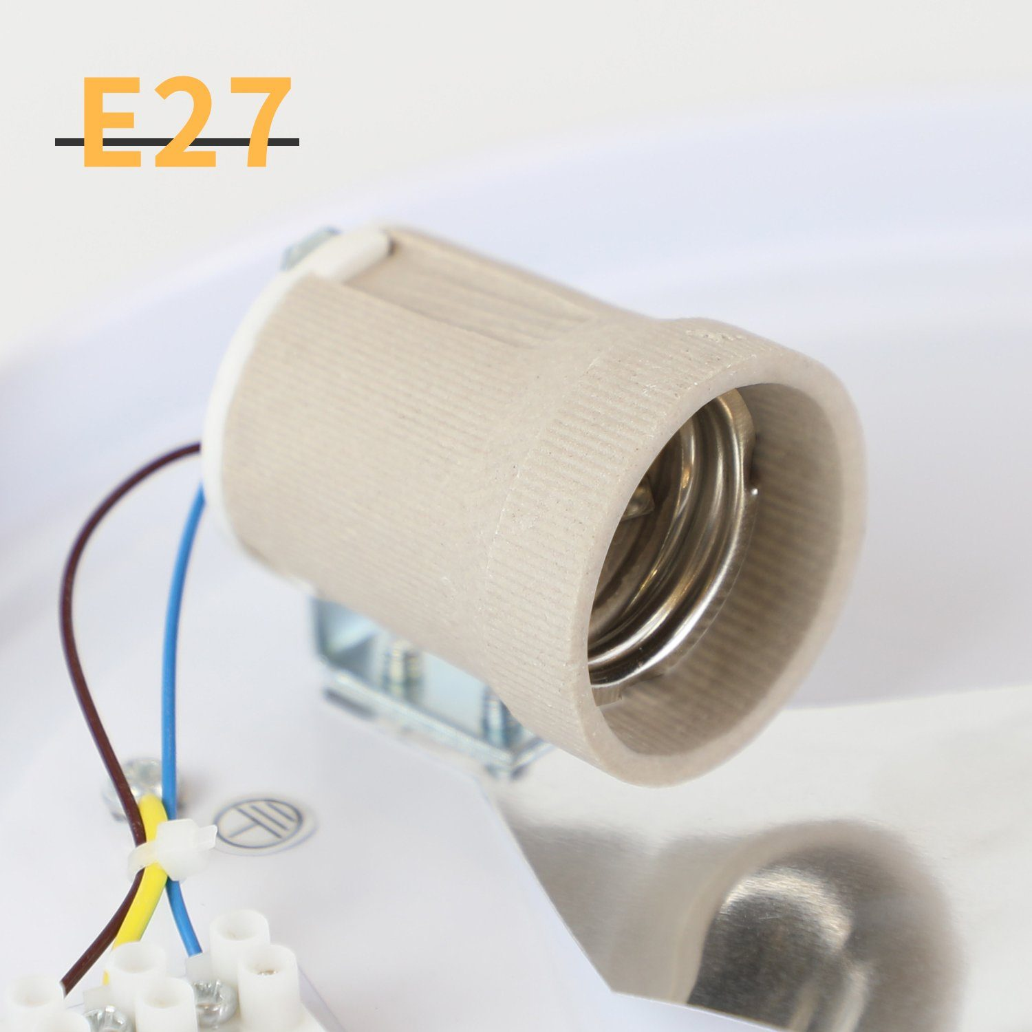 Primer plano de un portalámparas E27, con cableado, sobre un fondo blanco.