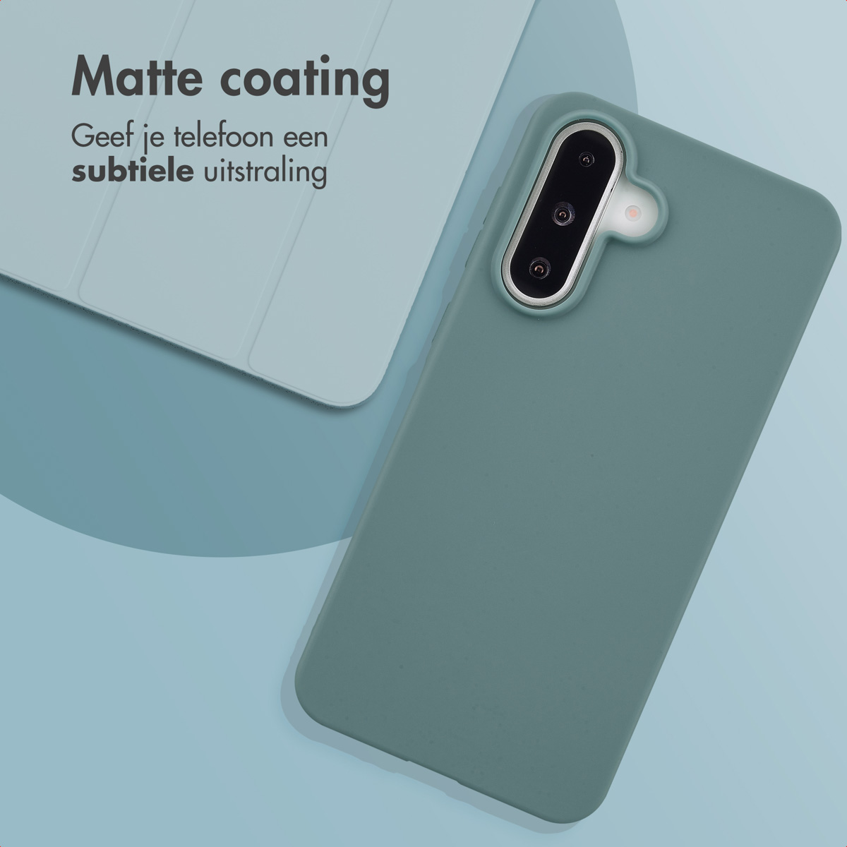 Coque de téléphone turquoise avec téléphone sur surface bleue, à côté d'une coque de tablette.